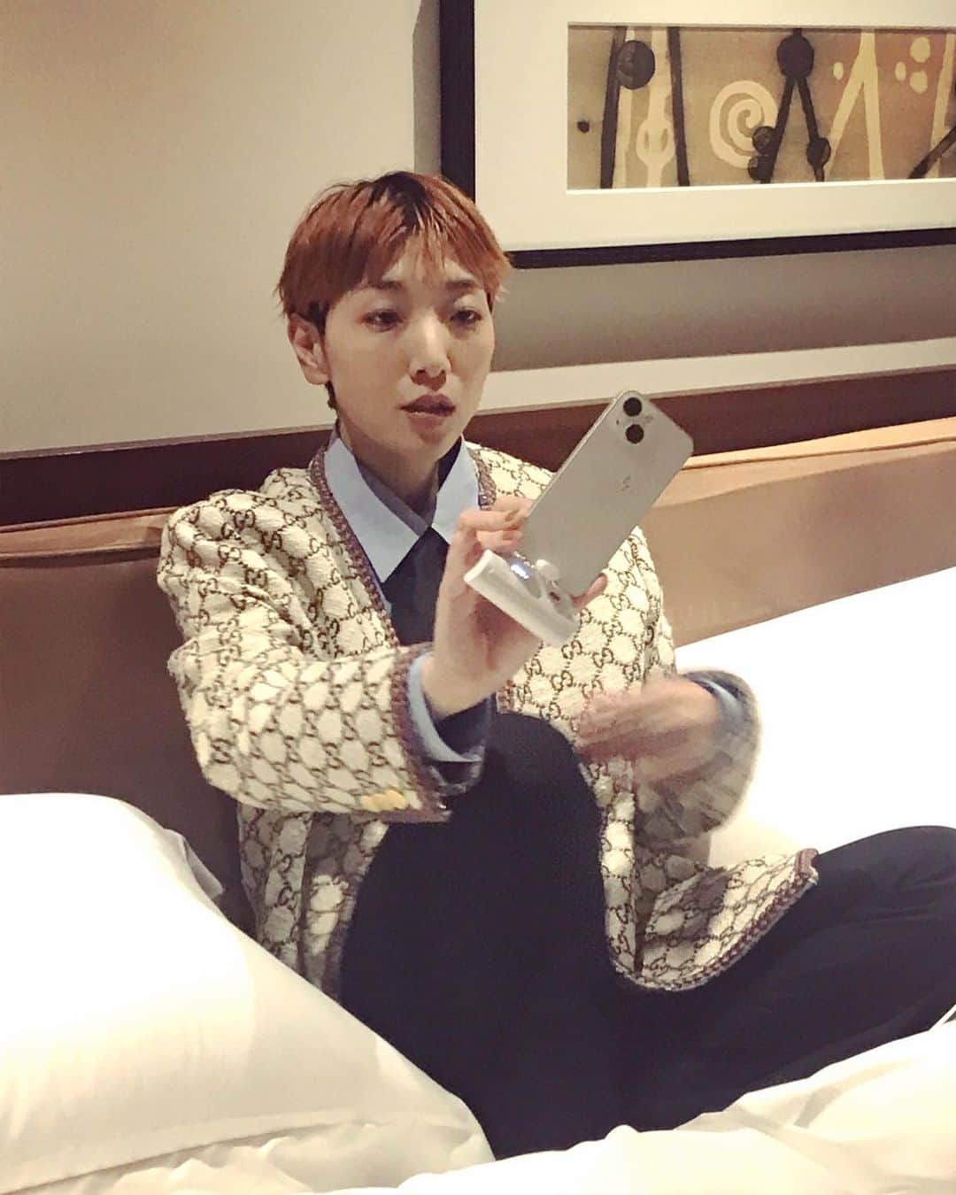 のインスタグラム：「🌷🦊映画怪物完成披露舞台挨拶が終わってホッとうかれている、わし。 6月2日公開です🦊🌷 @kaibutsumovie  @megumiyoshida_  @tomoe___nakayama  @gucci」