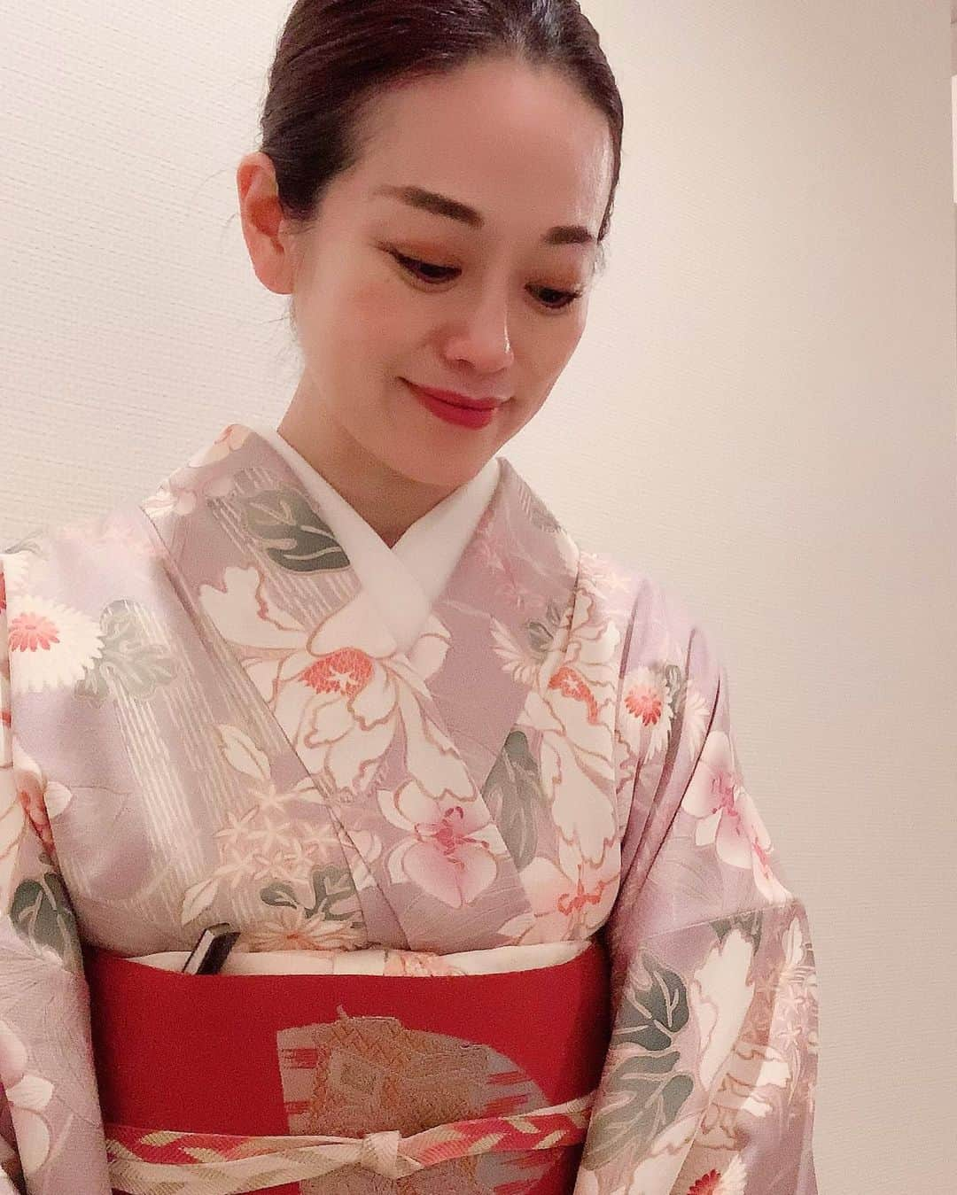 沢瀉美緒さんのインスタグラム写真 - (沢瀉美緒Instagram)「※ Kimono day✨ . 今日は初風炉🍃 茶道では5月からは夏仕様の風炉。 そして、端午のお節句仕様の矢羽根の風炉先が お見事でした。 . 冬の仕様は異なり、炭の位置、 水指の位置、お点前をする点前座などが変わります。 . お着物も袷は今月で最後… 来月は単衣に夏の帯に変わります。 . 今日の襟合わせ、ピシッとしていて好き🤭 . . #茶道 #thewayoftea #kimono #着物 #和装 #kimonomio」5月9日 0時31分 - mio_omodaka