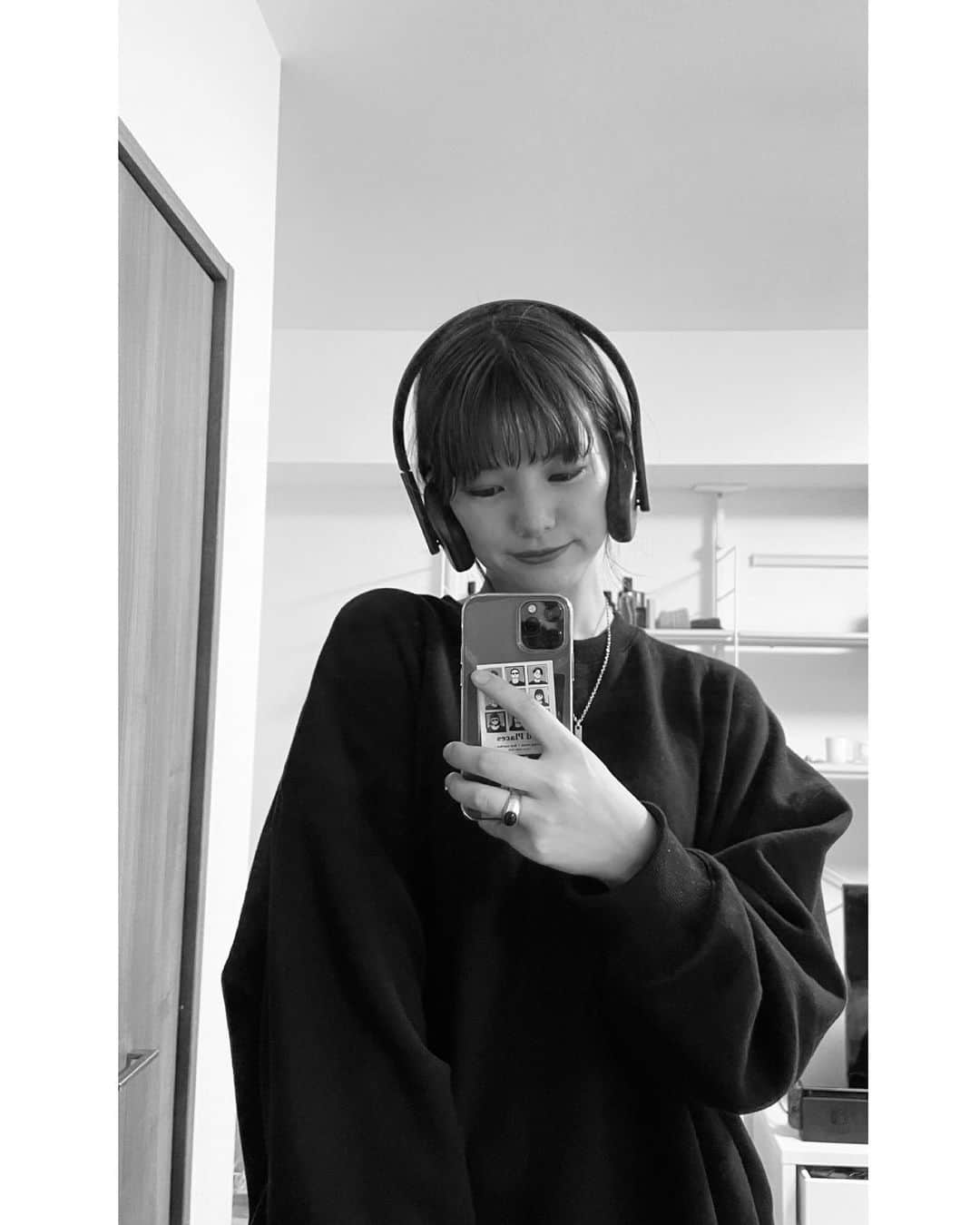 西谷菜々さんのインスタグラム写真 - (西谷菜々Instagram)「🎶 New ヘッドホンをゲットした✊🎧  ・・・ではなく、実はこれ美顔器なのです🥹 コロナのマスク生活時から表情筋が使えていない・たるみ・リンパ詰まりが気になり、ずーーーっとEMS美顔器を探し続け。 やっと理想のものに出会えた…！  私は本当に本当に本当に面倒くさがりなので(どんだけ) 美容も楽に、ながらでできるものじゃないと続かなくて。 フェイスプレイヤーは両手が空くから、ながら美容にもってこい🫶  顔だけじゃなく首肩凝りにアプローチできるのも嬉しすぎるポイント。 使ってみた様子は後日リールでアップします🥰  明日(5/9)まで伊勢丹メンズ館で開催されている「伊勢丹利用専門店」内で体験もできるよ✨ ポップアップではその他にメンズコスメやギフトにおすすめなものが沢山揃っているので 気になる方はぜひ足を運んでみてね🩵  @isetanmens_cosmetics  @corefit_bbyc   #伊勢丹理容専門店 #corefit #フェイスプレイヤー #pr」5月9日 0時39分 - nana_nishitani