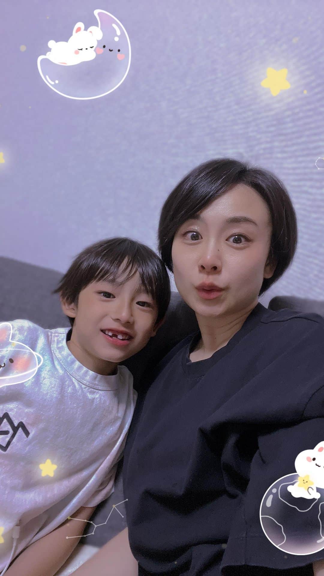立花麻理のインスタグラム：「⭐️LOVE MY SON⭐️  元氣いっぱいの息子®️は 可愛いキャラクターと スムージーが大好きなのです😋🥤  お家で色々とスムージーを作ってくれるので コンビニで見つけた時も いち早く「コレにしよー♥️」  研究のため また違う味のスムージーを頂くそうです😋🥤  #スムージー #セブンのスムージー #スムージーボーイ #スムージー好き #®️とママ #男の子ママ」