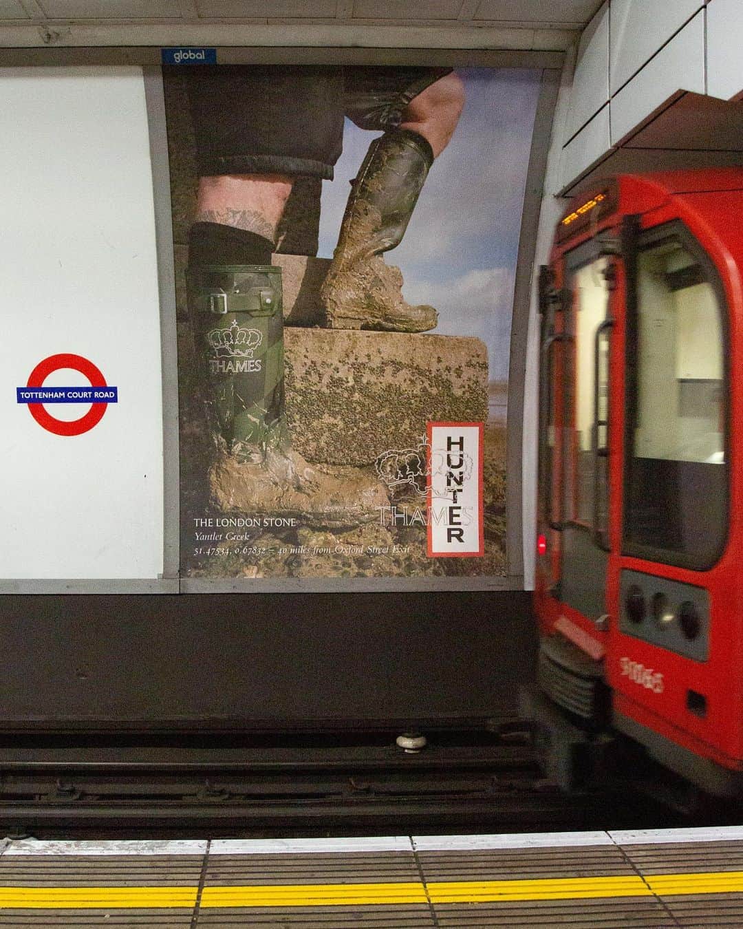 のインスタグラム：「The #thamesandhunter London Underground campaign. Shop the collection 11th May, 11AM BST.   Sign up at the link in bio.」