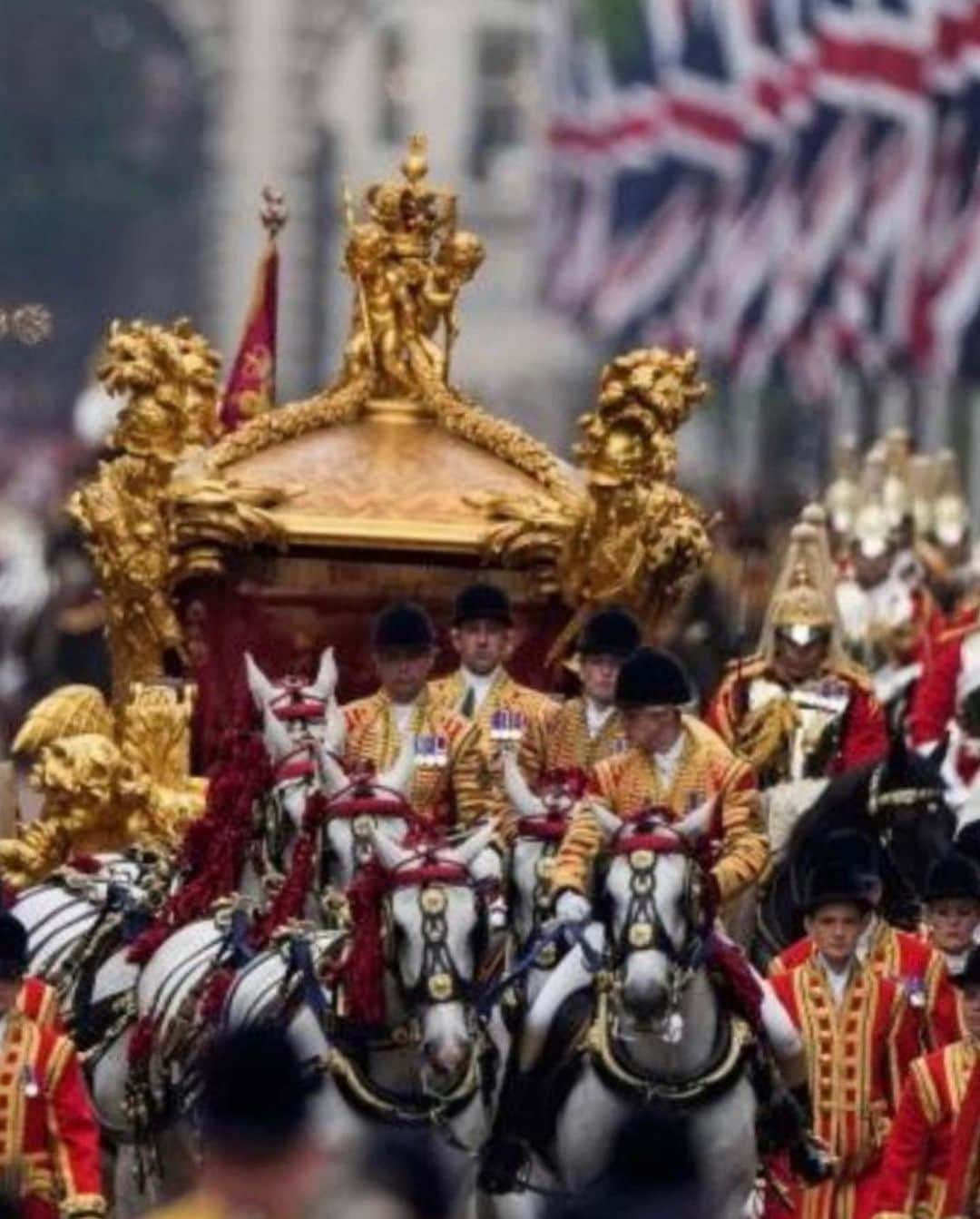 ナタリー・インブルーリアさんのインスタグラム写真 - (ナタリー・インブルーリアInstagram)「Happy Coronation Weekend! 🇬🇧Congratulations to HM King Charles III  Hope you enjoyed watching this historic event as much as I did!」5月9日 0時49分 - natalie_imbruglia