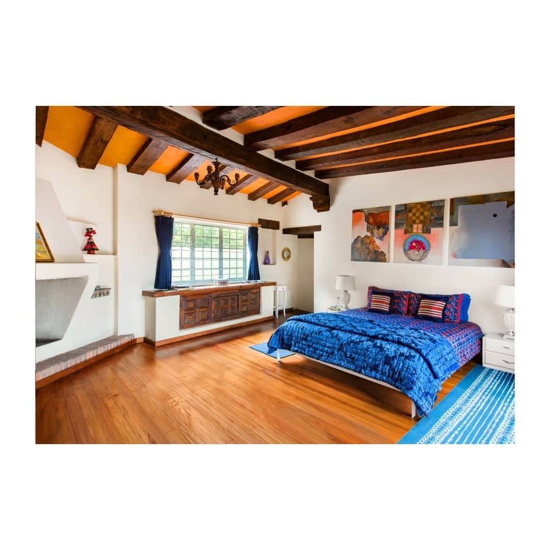 Airbnbのインスタグラム：「Werner’s sunny garden villa brings you to the San Ángel neighborhood of CDMX. Walk from his private room along idyllic cobblestone streets to its historic center and famous markets.」