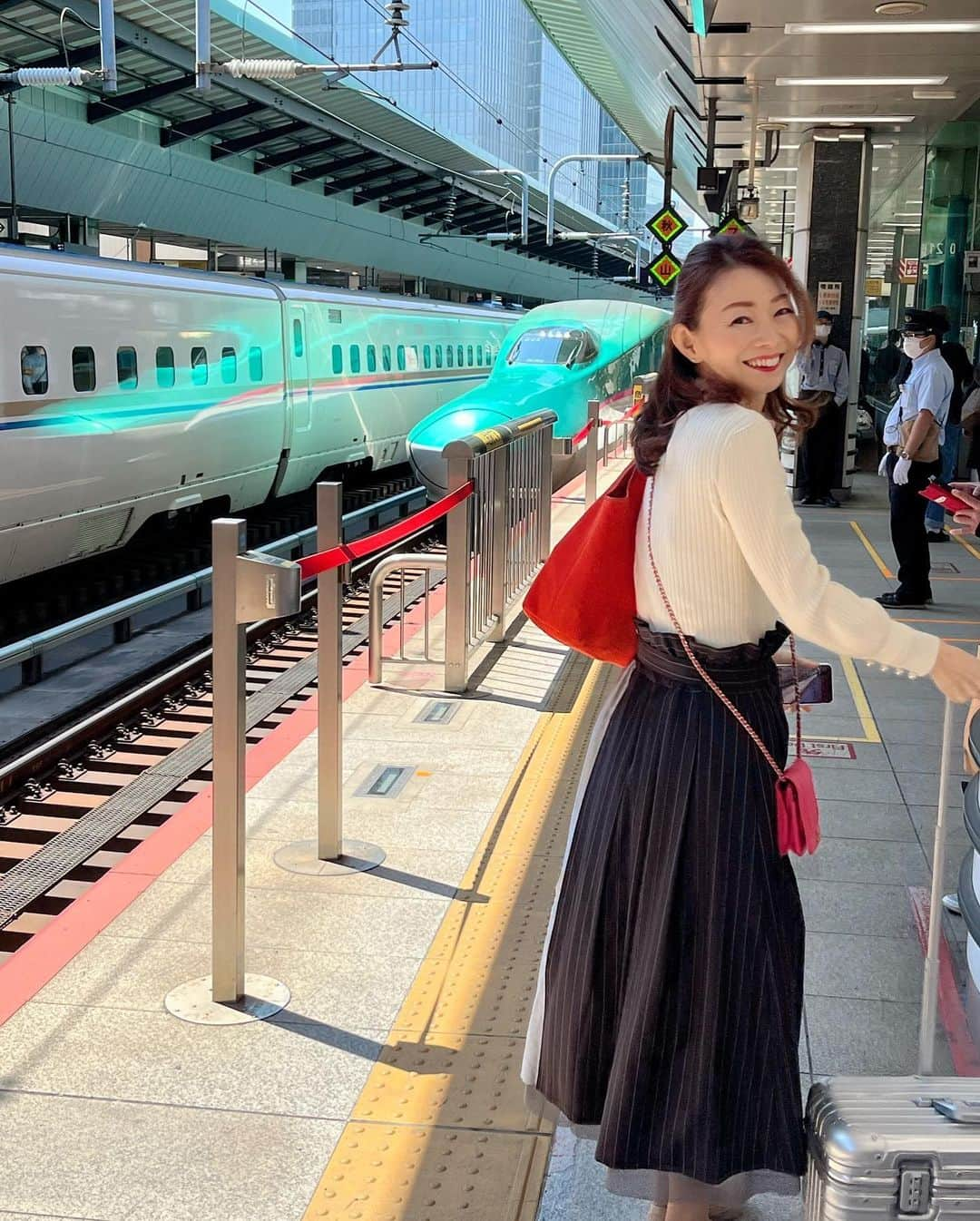 荒生暁子のインスタグラム：「連休は東北へお墓参り  行きはのぞみ＆はやぶさ🚅 移動はレンタカー🚗 帰りは仙台発ANA✈️  仙台駅ー石巻 ↓ 岩手(中尊寺金色堂) ↓ 秋田(由利本荘のお墓)母方 ↓ 山形(酒田のお墓)父方 ↓ 仙台空港まで ぐるりと車で600キロ  由利本荘の龍門寺では お墓の掃除をしている間 ずっと1羽の蝶が離れないのです。 何度か靴の上に乗ってくるほど 人懐っこい。 掃除が終わると スーッと森へ消えていきました。 (おばあちゃんかなぁ)  山形市内でイタリアン アルケッチャーノ🍽 オイル寿司や山形牛を堪能。 あっという間のお休みでした。  #墓参り#東北 #東北旅行  #龍門寺#青原寺 #曹洞宗  #ご先祖様に感謝 #亀田藩岩城家の菩提寺」