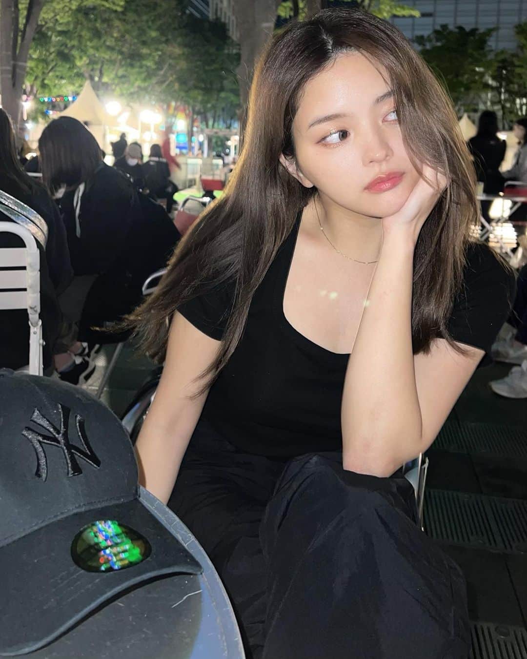 徳本夏恵（なちょす）さんのインスタグラム写真 - (徳本夏恵（なちょす）Instagram)「⁡ ⁡この日はちょとだけジェニちゃんイメージ。🫶 たまにはストレートも。 ノーマルセルフィーでもなかなかフェイスラインがすっきりしてきた。  Tops @nadia_corazon  Bottom  @3ce_official  🧢 @newerajapan  #おとなちよ #なちよのわたくしふく」5月9日 0時45分 - nachos_kimono