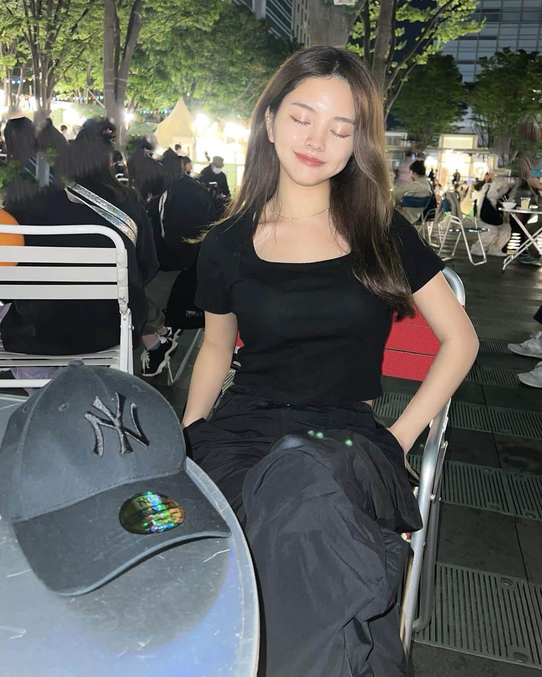 徳本夏恵（なちょす）さんのインスタグラム写真 - (徳本夏恵（なちょす）Instagram)「⁡ ⁡この日はちょとだけジェニちゃんイメージ。🫶 たまにはストレートも。 ノーマルセルフィーでもなかなかフェイスラインがすっきりしてきた。  Tops @nadia_corazon  Bottom  @3ce_official  🧢 @newerajapan  #おとなちよ #なちよのわたくしふく」5月9日 0時45分 - nachos_kimono