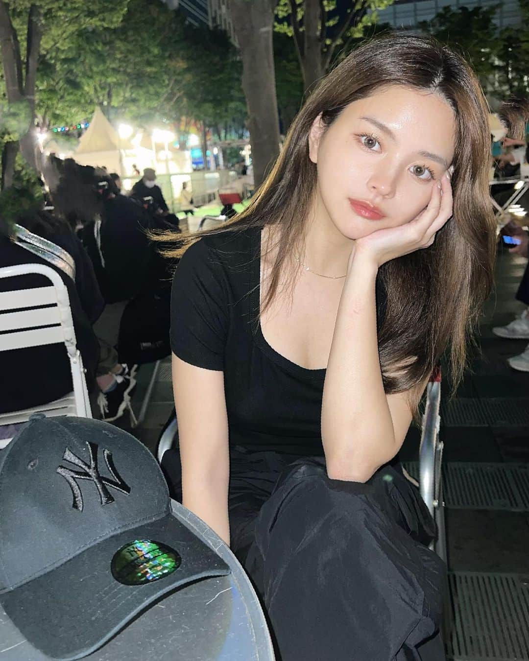 徳本夏恵（なちょす）さんのインスタグラム写真 - (徳本夏恵（なちょす）Instagram)「⁡ ⁡この日はちょとだけジェニちゃんイメージ。🫶 たまにはストレートも。 ノーマルセルフィーでもなかなかフェイスラインがすっきりしてきた。  Tops @nadia_corazon  Bottom  @3ce_official  🧢 @newerajapan  #おとなちよ #なちよのわたくしふく」5月9日 0時45分 - nachos_kimono