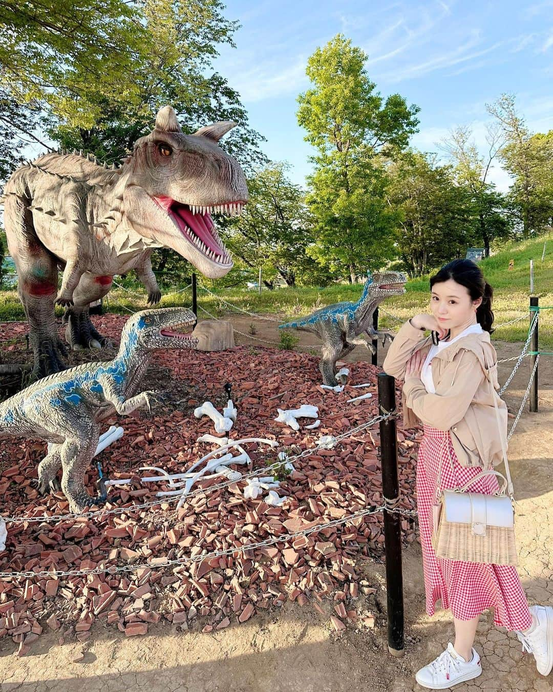 田中碧さんのインスタグラム写真 - (田中碧Instagram)「【🦖】 ⁡ 私のペットですが何か？ ⁡ ⁡ #東京ドイツ村 #ドイツ村 #ペット #恐竜 #ティラノサウルス #やぎ #田中碧 #tyrannosaurus #🦖 #🐐」5月12日 18時00分 - aoi.tanaka.0523