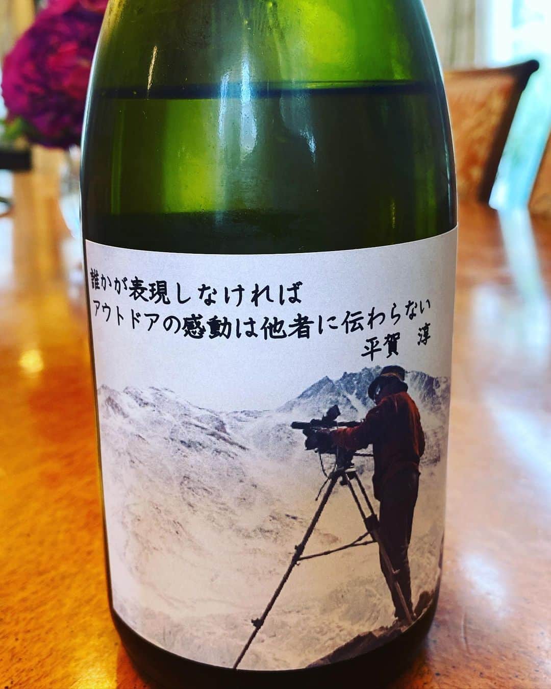 のインスタグラム：「淳くんの一周忌。 山の世界に足を踏み入れてから、30年強。もう、何人、仲間を山で失ったのか、もう数えることも辞めました。ただ、仲間を失った分だけ自身が老いていくのがわかります。それだけ疲弊します。  山は僕に多くの事を与えてくれましたが、同時に多くを奪っていきました。その度に「先に逝った仲間の分も生きよう」と言い聞かせもしましたが、どこかで無理がある。けいさん、淳くんを失い、その事を確信致しました。彼らの分を生きるのではなく、彼らの眩しい程に生きた生き様を「胸に切り刻んで埋めていく」という方が近いのでしょうか。  特に淳くんを失った喪失感は到底埋められるものではなく。この１年間、時が止まってしまったかのような。あの世で淳くんに合わせる顔がない程、ダメダメな一年でした。  淳くんの夢を見ますが、しかし、その夢に淳くんは現れてくれません。夢の中で、いつも、暗闇で何枚もの扉を開いては淳くんを探している夢ばかり。  まだ成仏していないのかな…とも感じたり。または、僕が現実を受け入れられてないのかもしれません。  ただ、生き延びた者は明日を生きていかなければならない。死ぬという事にも覚悟が必要なように、生きるという事にもまた覚悟が必要なのだろうと。  「覚悟」という言葉が最近、頭の中で木霊します。「淳くんの分を生きる」というよりも、自身の生き方に覚悟を求められていると感じています。仲間を失うとは、そういう事なのかもしれません。正直、何度も繰り返されてきましたが、僕にはよく分からないまま。ただ、「覚悟」という言葉がその度により一層強く頭の中を木霊します。  また、先に逝った仲間に恥ずかしくない生き方をしなければならないとも。  この１年間、僕にとっては、とてつもなく長かった。」