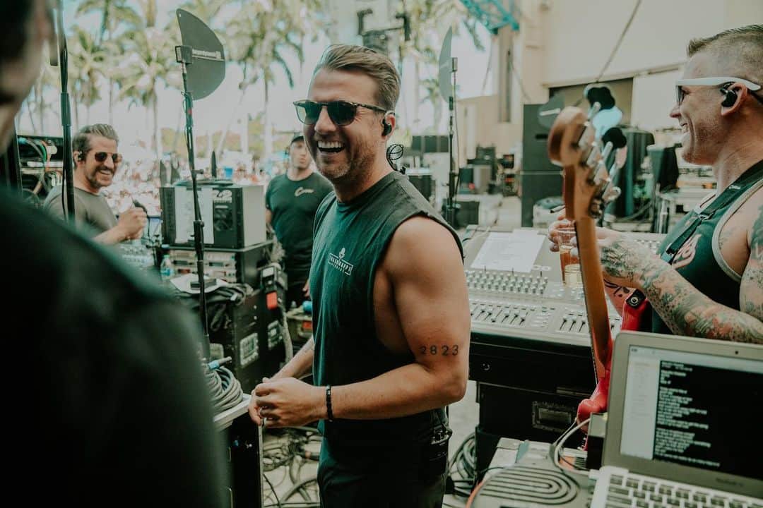リアン・ドーソンのインスタグラム：「Either I was smiling the entire day yesterday at @sunfest or @thomasfalcone only snapped me when I was straight cheese. Great time yesterday in west palm. LA this weekend, then rehearsals then TOUR. Ryman, red rocks, let’s go people. Ok fine, all smiles here.」
