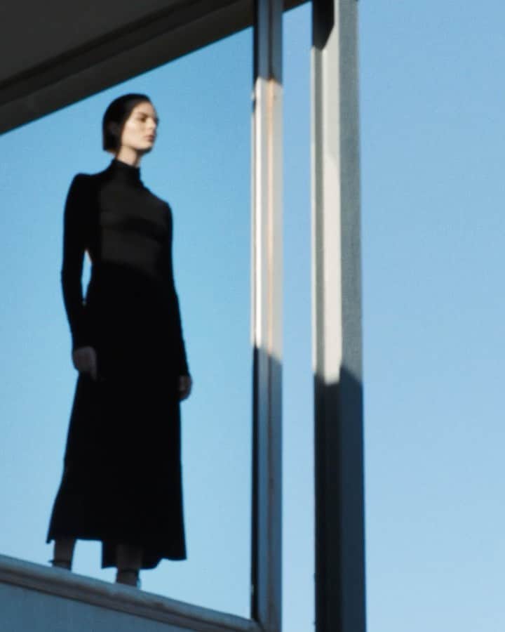 サルヴァトーレ・フェラガモのインスタグラム：「THE VIEW FROM HERE. BLACK SUEDE DRESS AND ELINA SANDAL. #FERRAGAMOSS23 #FERRAGAMOWANDABAG #FERRAGAMOELINA」