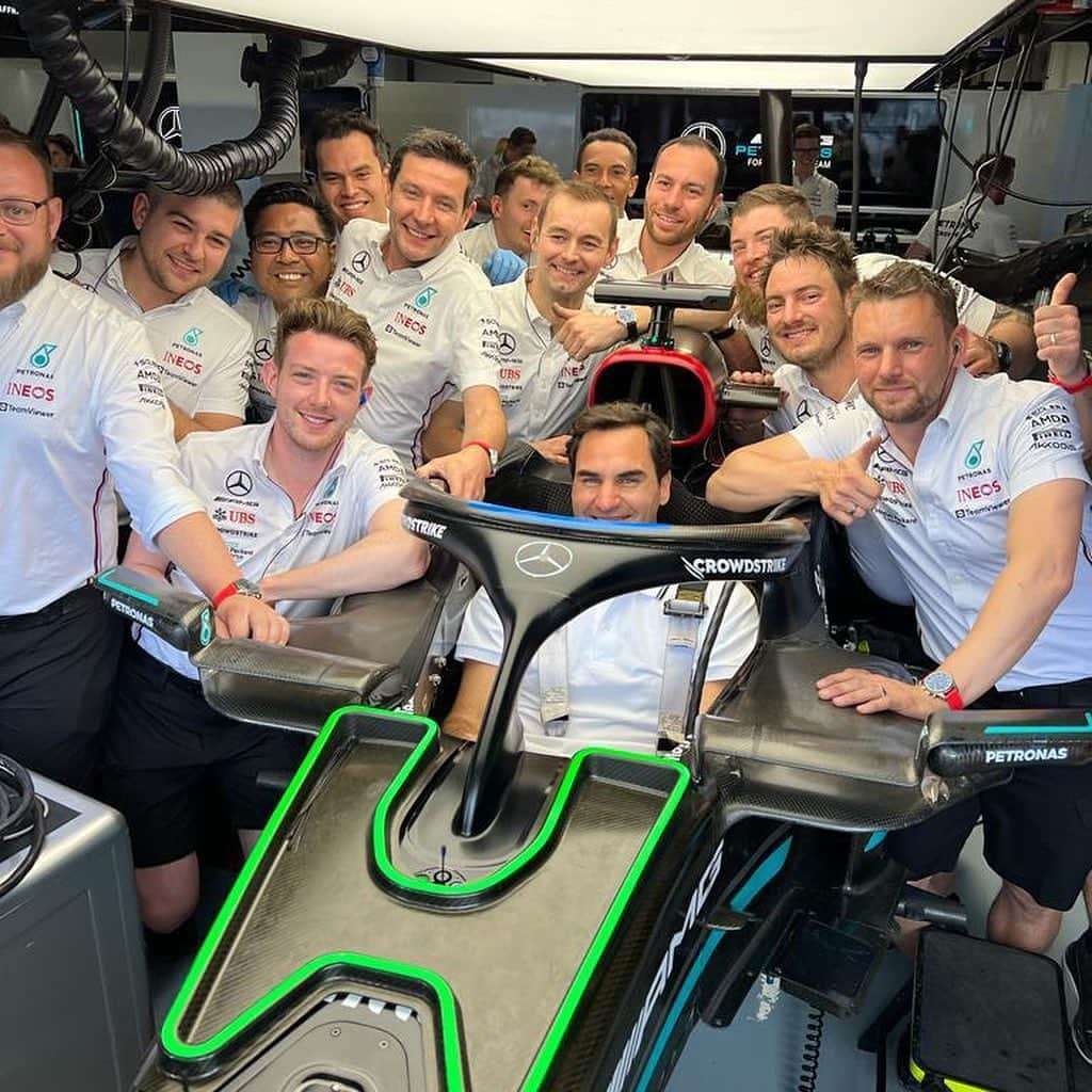 ロジャー・フェデラーのインスタグラム：「An unforgettable experience with @mercedesamgf1 Thanks for lending me your car @georgerussell63 🙌🏼🏎️🔥」