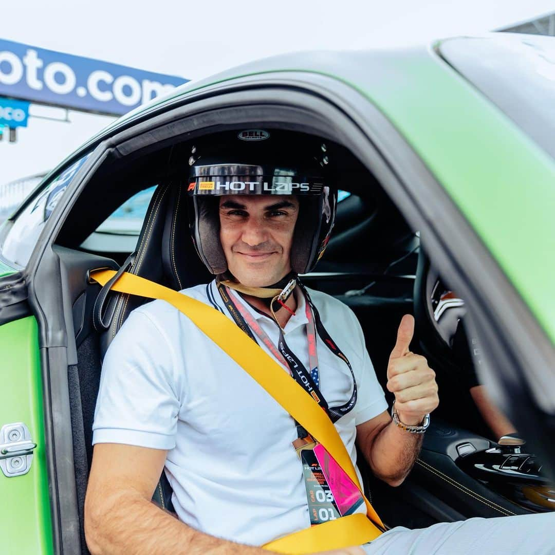 ロジャー・フェデラーさんのインスタグラム写真 - (ロジャー・フェデラーInstagram)「An unforgettable experience with @mercedesamgf1 Thanks for lending me your car @georgerussell63 🙌🏼🏎️🔥」5月9日 0時54分 - rogerfederer