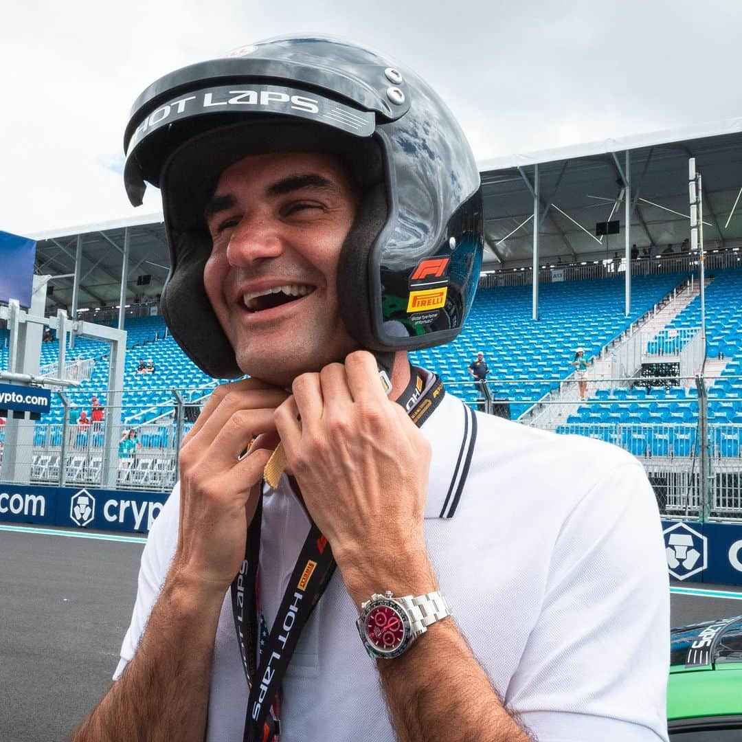 ロジャー・フェデラーさんのインスタグラム写真 - (ロジャー・フェデラーInstagram)「An unforgettable experience with @mercedesamgf1 Thanks for lending me your car @georgerussell63 🙌🏼🏎️🔥」5月9日 0時54分 - rogerfederer