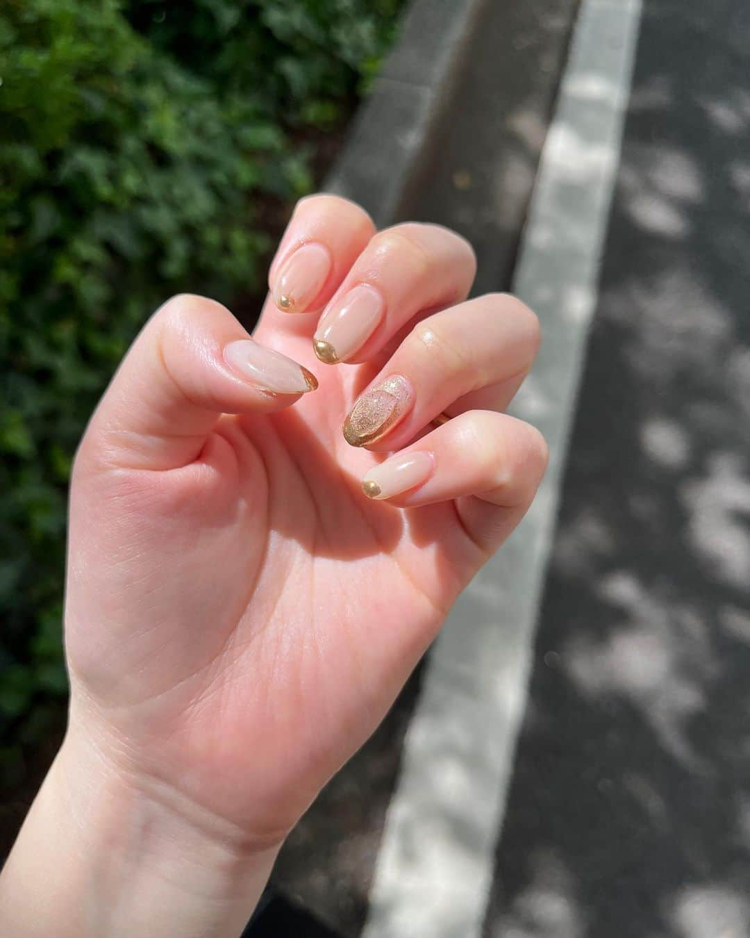 宮坂亜里沙のインスタグラム：「今回のネイル会う人会う人に褒められるから残しておく...！💅  #ニュアンスネイル #5月のネイル」