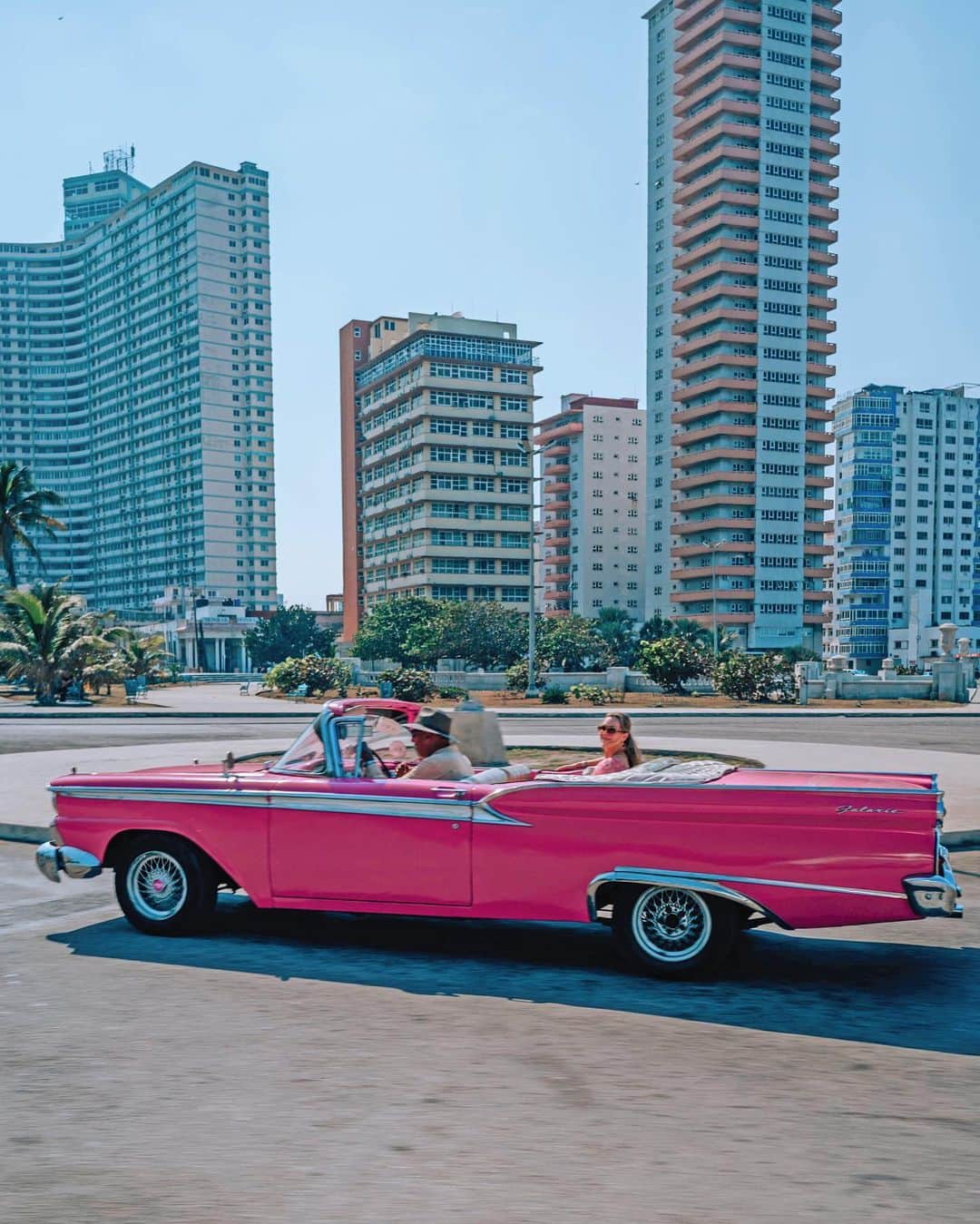 Izkizさんのインスタグラム写真 - (IzkizInstagram)「Cruising around the colourful streets of Havana in a hot pink classic car 💕  One of the first things you notice as you arrive in Havana are the colourful vintage cars that line the streets. The classic car is as much of a Cuban icon as cigars, rum and Che Guevara. The streets of Cuba are like one big motor museum with Chevrolets, Buicks, Chryslers and Fords to Soviet-era Volgas and Ladas. 🚘   American cars were imported into Cuba for about 50 years, beginning near the early 20th century. After the Cuban Revolution, the U.S. embargo was erected and Castro banned the importation of American cars and mechanical parts. That’s why Cuba is the way it is today - essentially a living museum for classic cars! 🚗   #Havana #Cuba」5月9日 0時55分 - izkiz