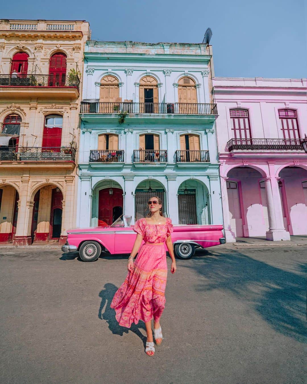 Izkizのインスタグラム：「Cruising around the colourful streets of Havana in a hot pink classic car 💕  One of the first things you notice as you arrive in Havana are the colourful vintage cars that line the streets. The classic car is as much of a Cuban icon as cigars, rum and Che Guevara. The streets of Cuba are like one big motor museum with Chevrolets, Buicks, Chryslers and Fords to Soviet-era Volgas and Ladas. 🚘   American cars were imported into Cuba for about 50 years, beginning near the early 20th century. After the Cuban Revolution, the U.S. embargo was erected and Castro banned the importation of American cars and mechanical parts. That’s why Cuba is the way it is today - essentially a living museum for classic cars! 🚗   #Havana #Cuba」