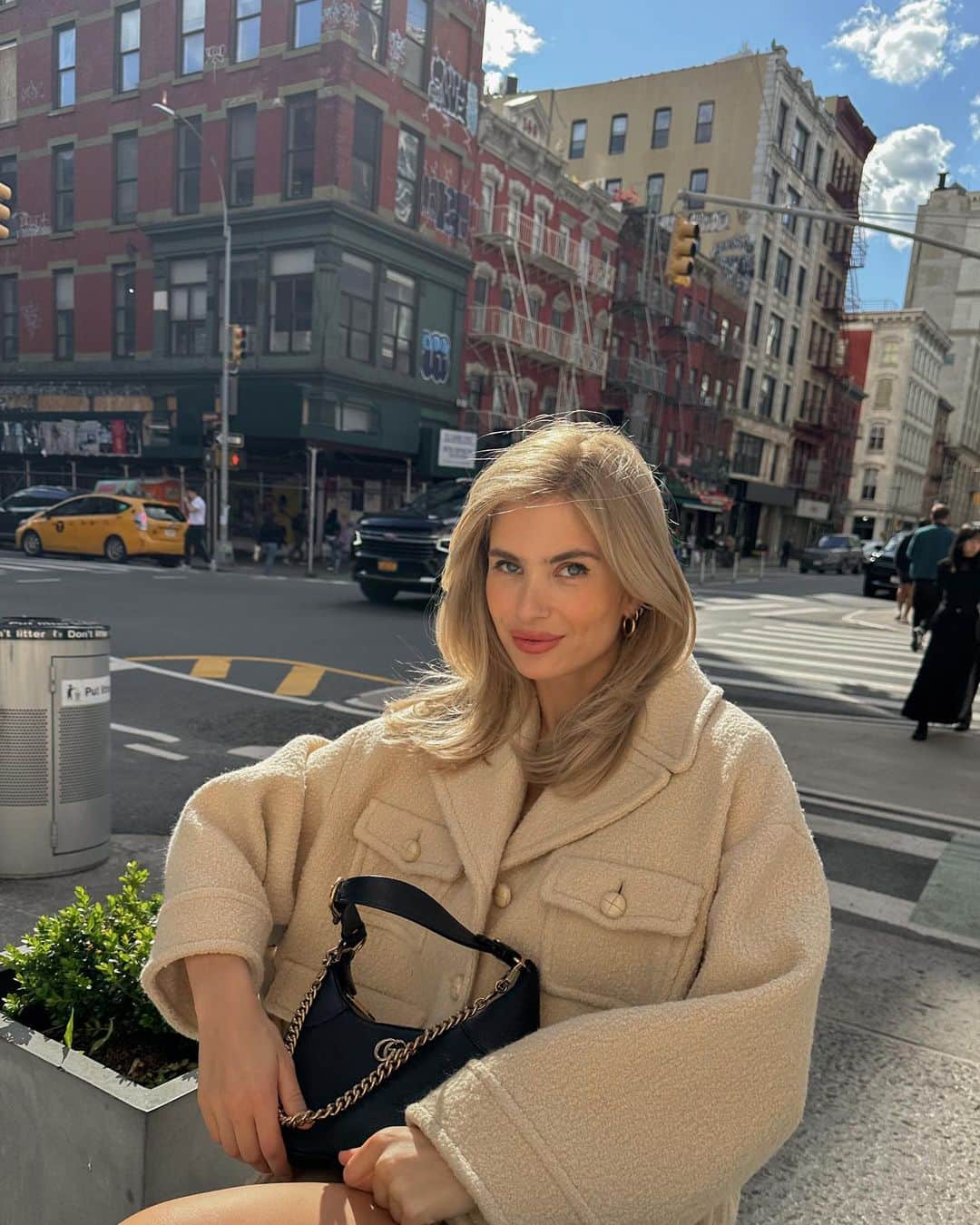 Xenia Adontsさんのインスタグラム写真 - (Xenia AdontsInstagram)「One of my favorite things about life is going out for coffee. I go to bed thinking about my early morning coffee at one of my favorite coffee places. I love sitting down, getting the first hit of espresso and caffeine, writing in my journal and planner and realizing that truly anything is possible. It’s that good naivety and hope of the beginning of a new beautiful day. I live for these moments 🌞☕️🤍」5月9日 1時05分 - xeniaadonts