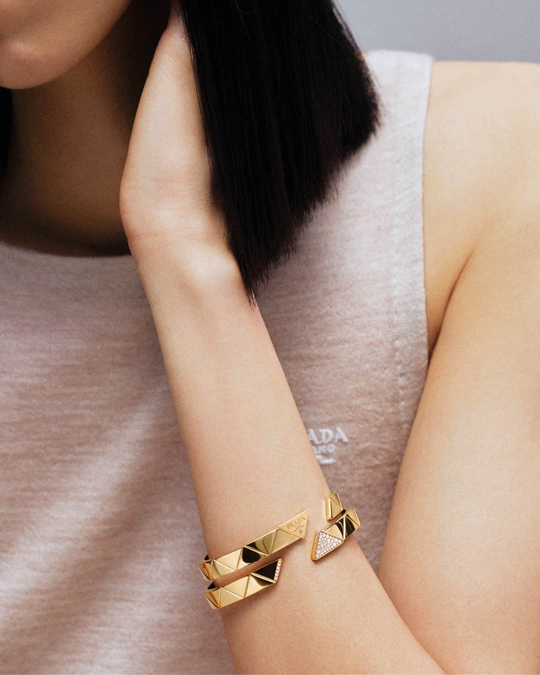 プラダさんのインスタグラム写真 - (プラダInstagram)「The Free Spirit bracelet reconstructs a classic bangle shape using interlocking Prada triangles in 18k recycled gold, embellished with brilliant-cut, snow-set diamonds, or the iconic engraved logo. Discover more via link in bio. #PradaFineJewelry #Prada」5月9日 1時00分 - prada