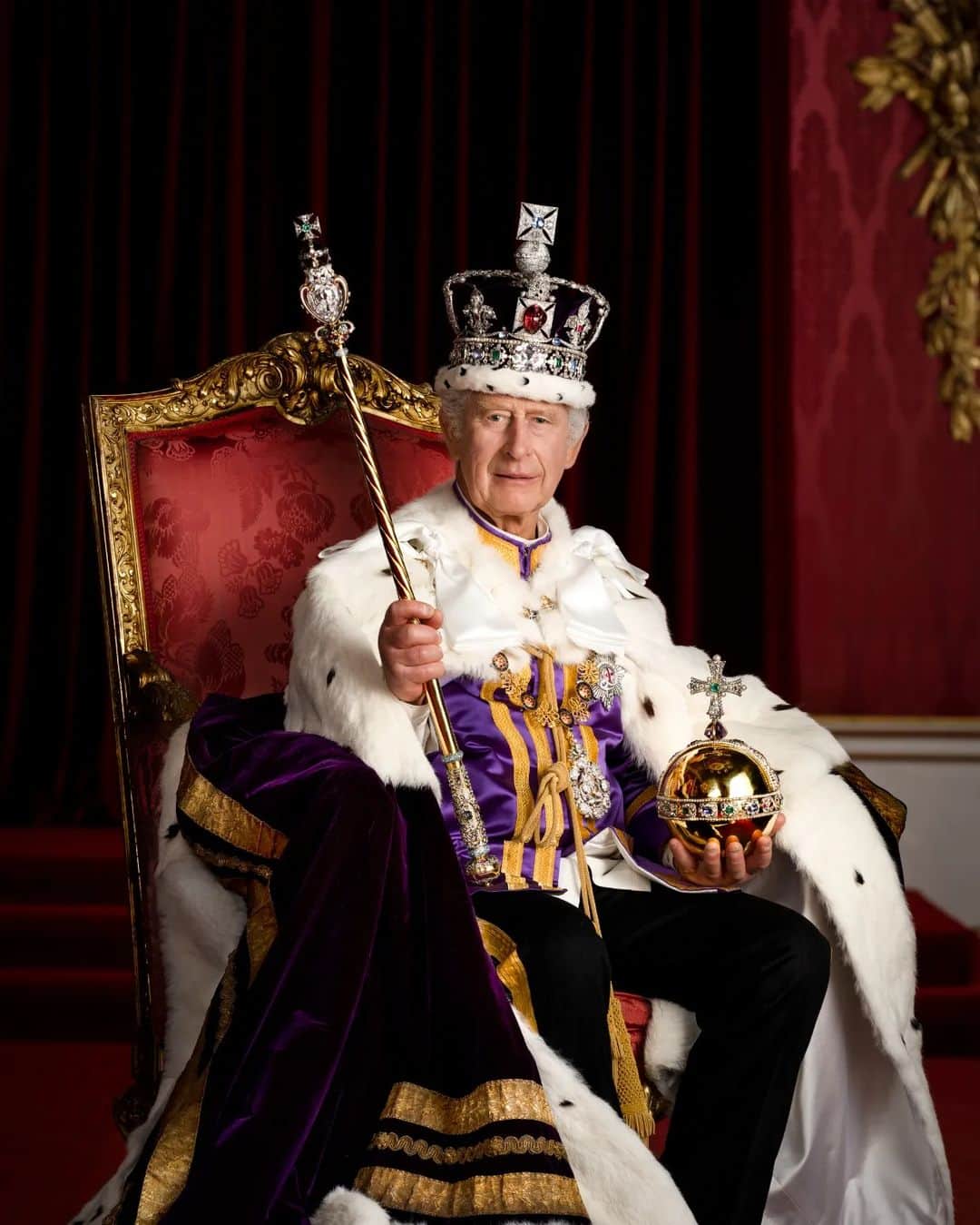 ロイヤル・ファミリーのインスタグラム：「The first official portrait of His Majesty The King following his Coronation on 6th May.  📸 Hugo Burnand」