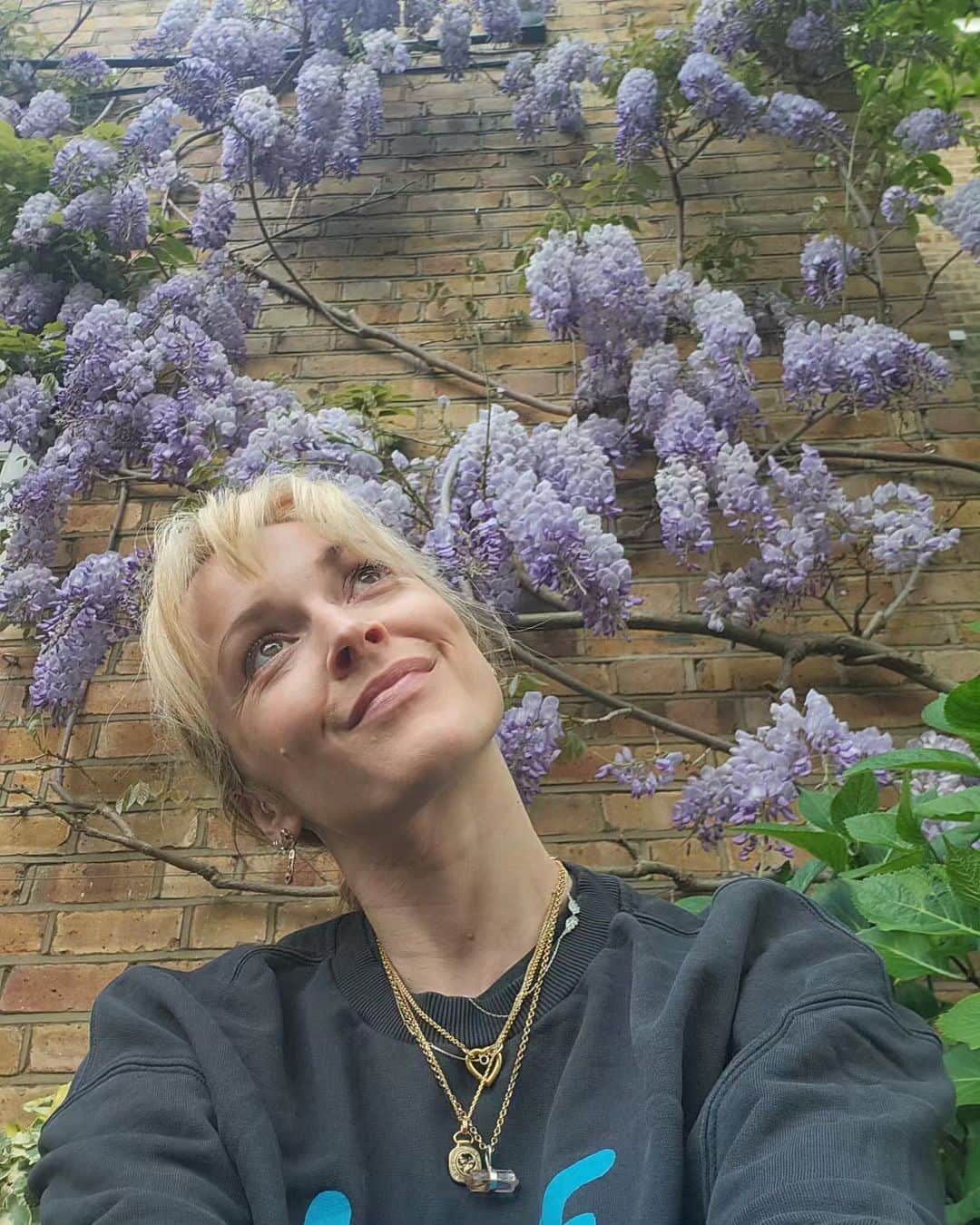 ファーン・コットンのインスタグラム：「Some nice nuggets amongst some insomnia.  1)The wisteria is OUT💕 2)My mate, the incredible @_sarahwilson_ is over from Australia and it was a balm to sit, chat about life and drink tea with her. Sarah's books have helped me so much and her general approach to life always inspires me. 3)A gorgeous afternoon with my aunty Karen, uncle Mick and cousin Shan.  4)Rex loving free comic day at our local comic store 5)Simon teaching us all to stop smell the 🌹 roses.」