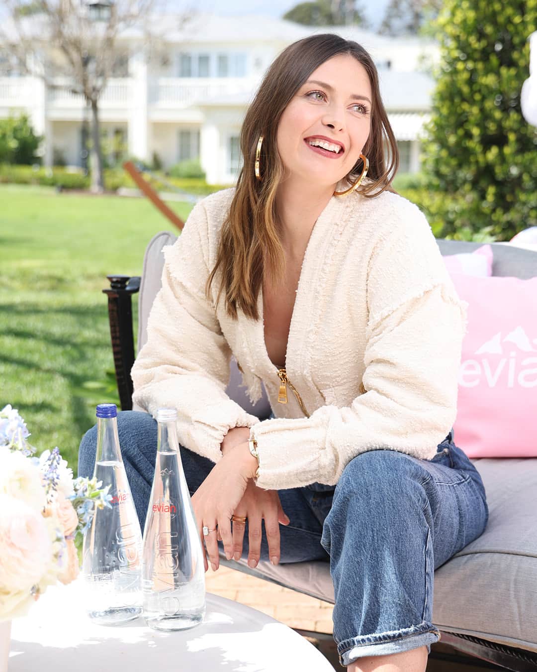 evianのインスタグラム：「@mariasharapova never fails to impress 👏   Our amazing evian ambassador was a wonderful guest at the #BALMAINxEVIAN pop-up at the @rosewoodmiramarbeach in LA 💧   Head to our link in bio to discover the collection.」