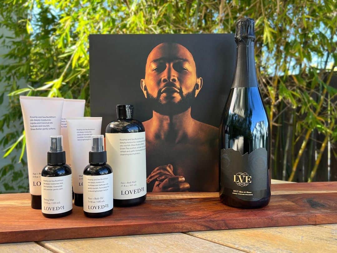 ジョン・レジェンドのインスタグラム：「GIVEAWAY ALERT! In the spirit of Mothers Day we’re spreading the love with the LVE + LOVEDº1 Giveaway! The LVE + LOVEDº1 package includes: a bottle of LVE Wines Sparkling Brut Blanc de Blancs Napa Valley, the entire LOVEDº1 Capsule Collection and a signed John Legend record. To enter: • Follow @LVE_Wines and @loved01skin on Instagram  • Like this post • Tag a mom, guardian or child (who is 21 or older!) in the comments (each tag is an additional entry) • BONUS ENTRIES: Share this post in your stories and tag @LVE_Wines and @loved01skin  The giveaway has officially been closed!」