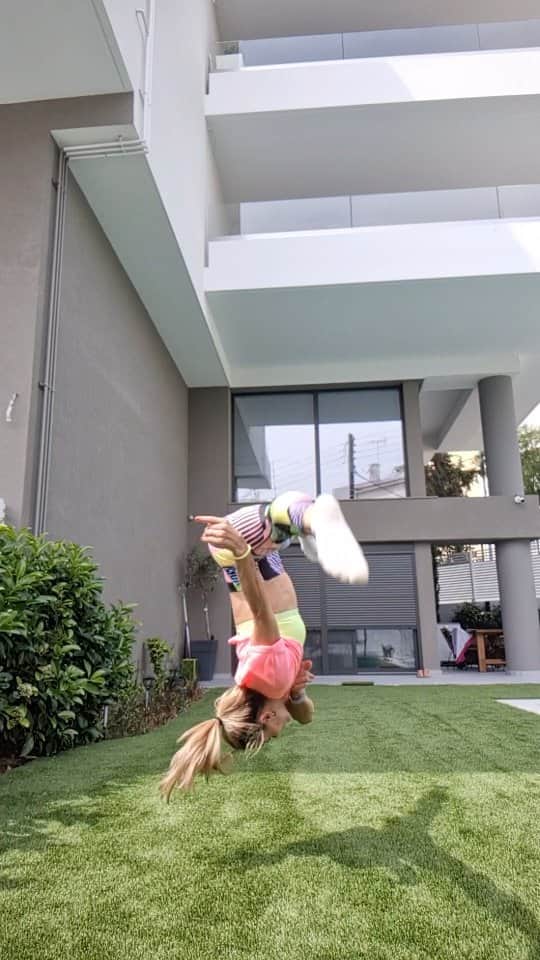 バシリキ・ミロウシのインスタグラム：「Flying into the new week! #newweek #startagain #flying #newgoals」