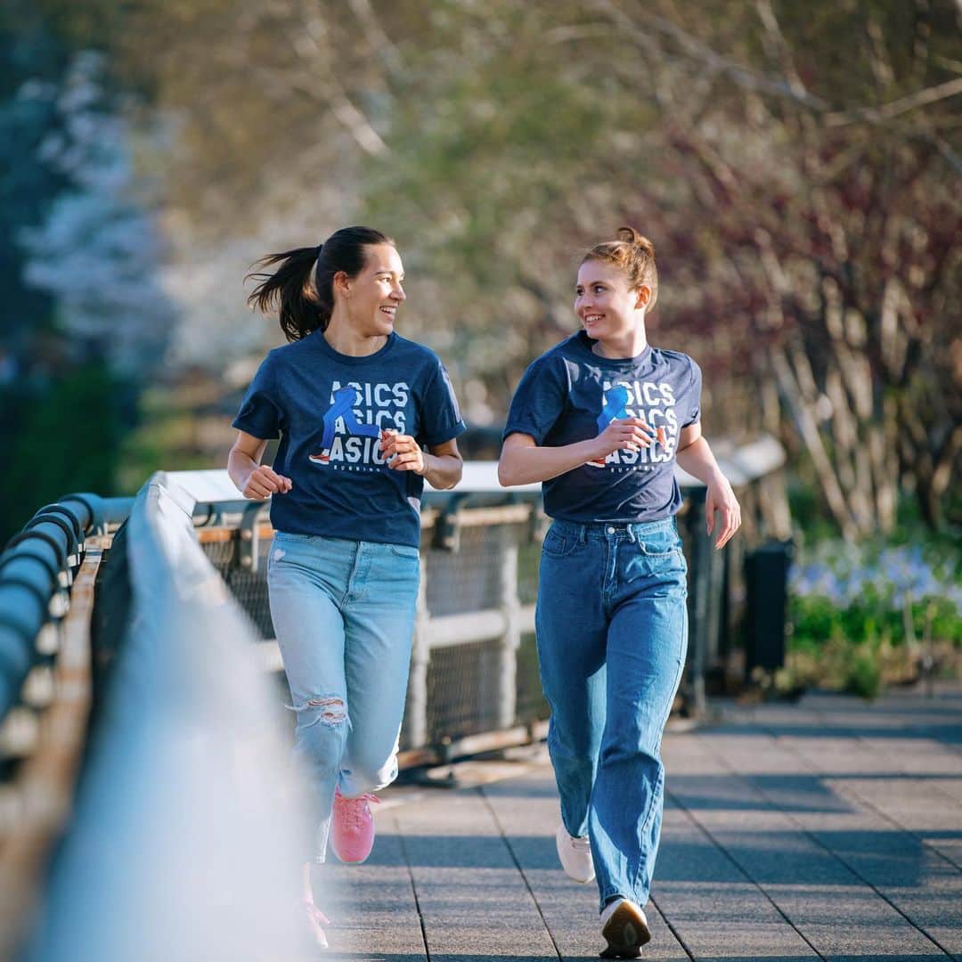 ASICS Americaのインスタグラム：「In 2020, ASICS Elite Athlete, @johnny.gregorek ran the Blue Jean Mile to support and raise funds for mental health awareness in honor of his late brother. Fast forward to 2023, and we are back for year 4 to raise funds for our partners at @namicommunicate // @naminyc_metro - with more ways to support than ever. Ways to get involved:  👖: Register to run your own Blue Jean Mile 👖: Join us for a panel discussion & a group run of the ASICS Blue Jean Mile at our NYC Meatpacking Store on 5/18   🔗 in bio to register!」