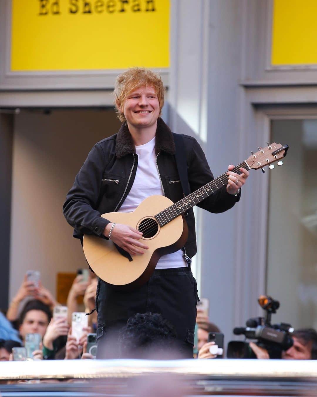 Just Jaredさんのインスタグラム写真 - (Just JaredInstagram)「Ed Sheeran surprises fans with pop-up performances in both NYC and LA over the weekend!  #EdSheeran Photos: Backgrid」5月9日 1時20分 - justjared