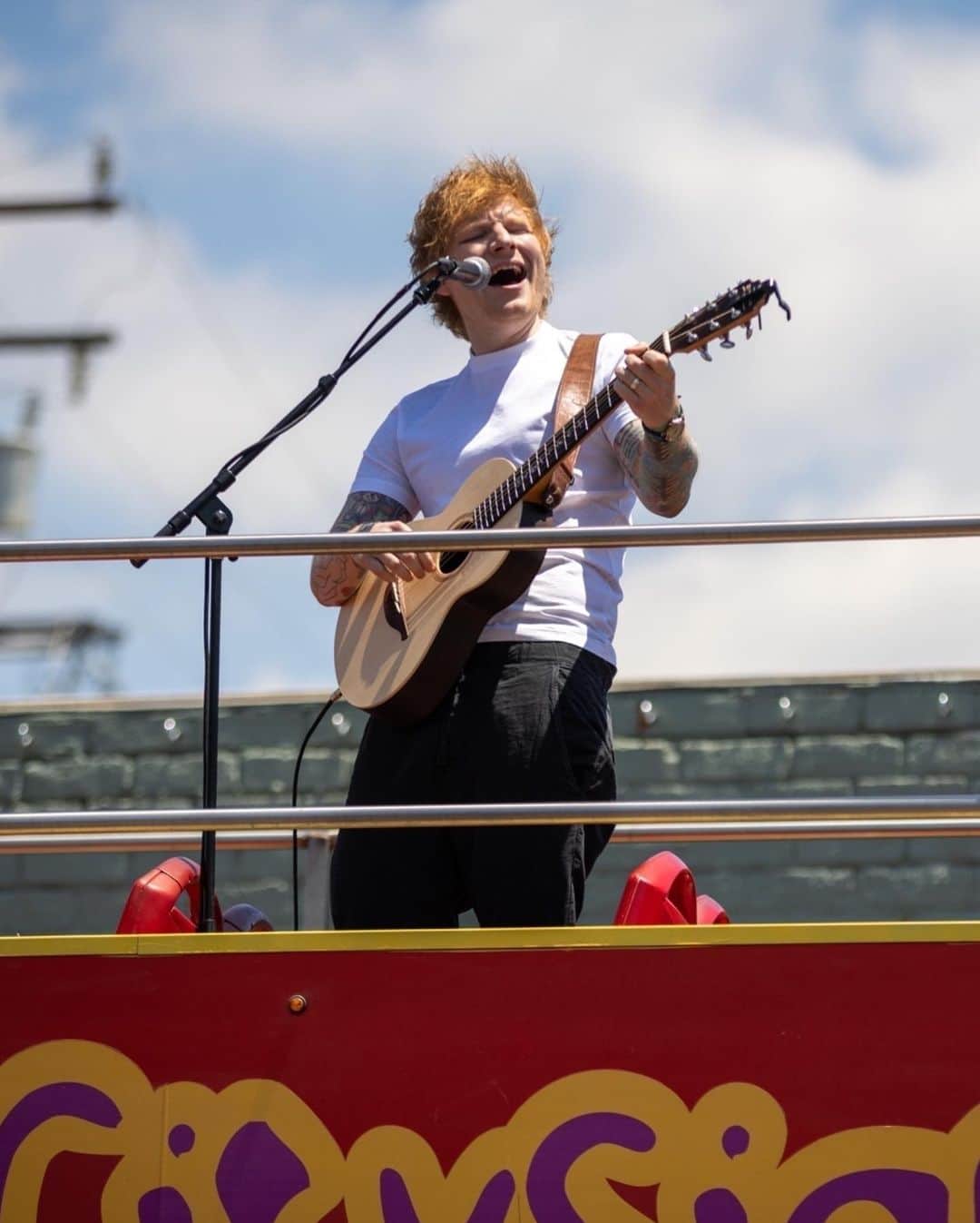 Just Jaredさんのインスタグラム写真 - (Just JaredInstagram)「Ed Sheeran surprises fans with pop-up performances in both NYC and LA over the weekend!  #EdSheeran Photos: Backgrid」5月9日 1時20分 - justjared