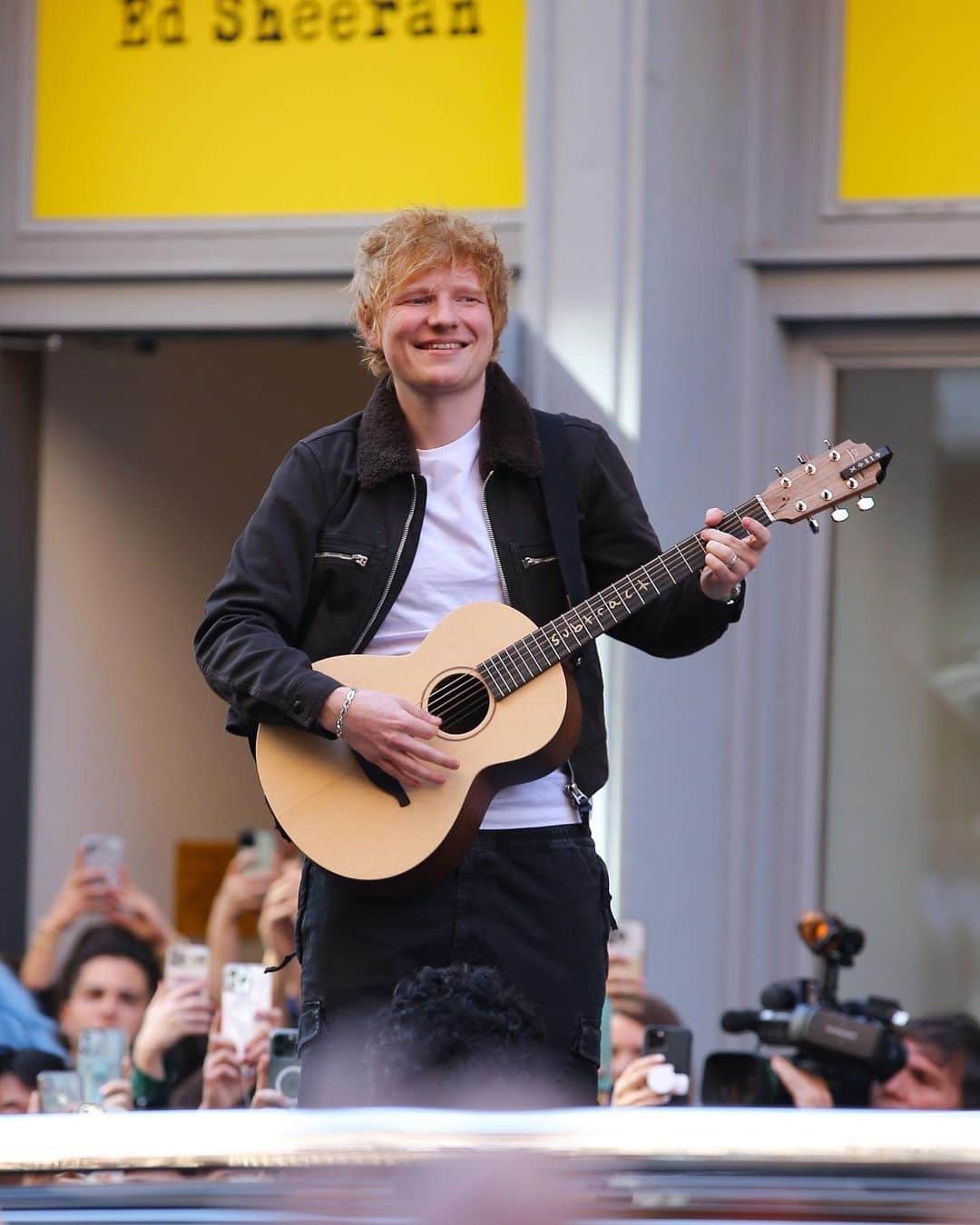 のインスタグラム：「Ed Sheeran surprises fans with pop-up performances in both NYC and LA over the weekend!  #EdSheeran Photos: Backgrid」