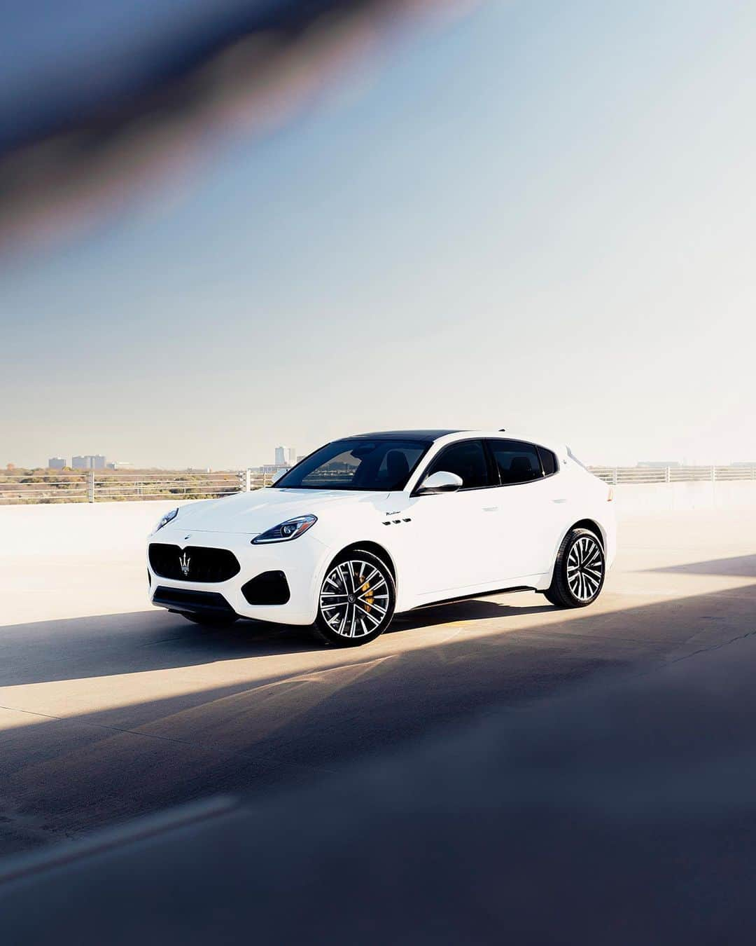 マセラティさんのインスタグラム写真 - (マセラティInstagram)「Starting out the week with a blank slate makes room for lots of #EverydayExceptional fun. Show us your #MaseratiMonday. #MaseratiGrecale  📸: @maserati_of_austin」5月9日 1時22分 - maserati