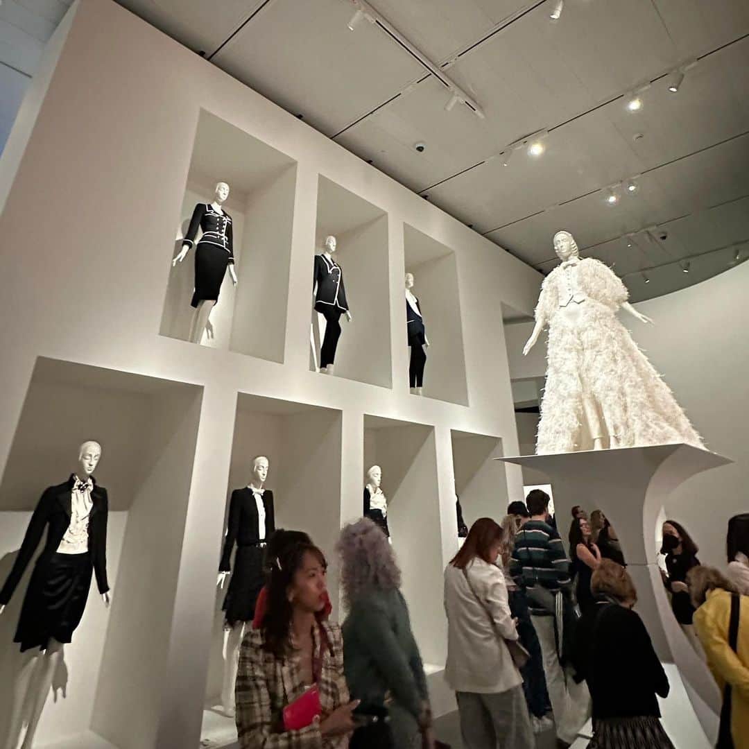 ジュリアン デイヴィッドさんのインスタグラム写真 - (ジュリアン デイヴィッドInstagram)「Karl Lagerfeld - A line of beauty at The Met」5月9日 1時33分 - davidjulien
