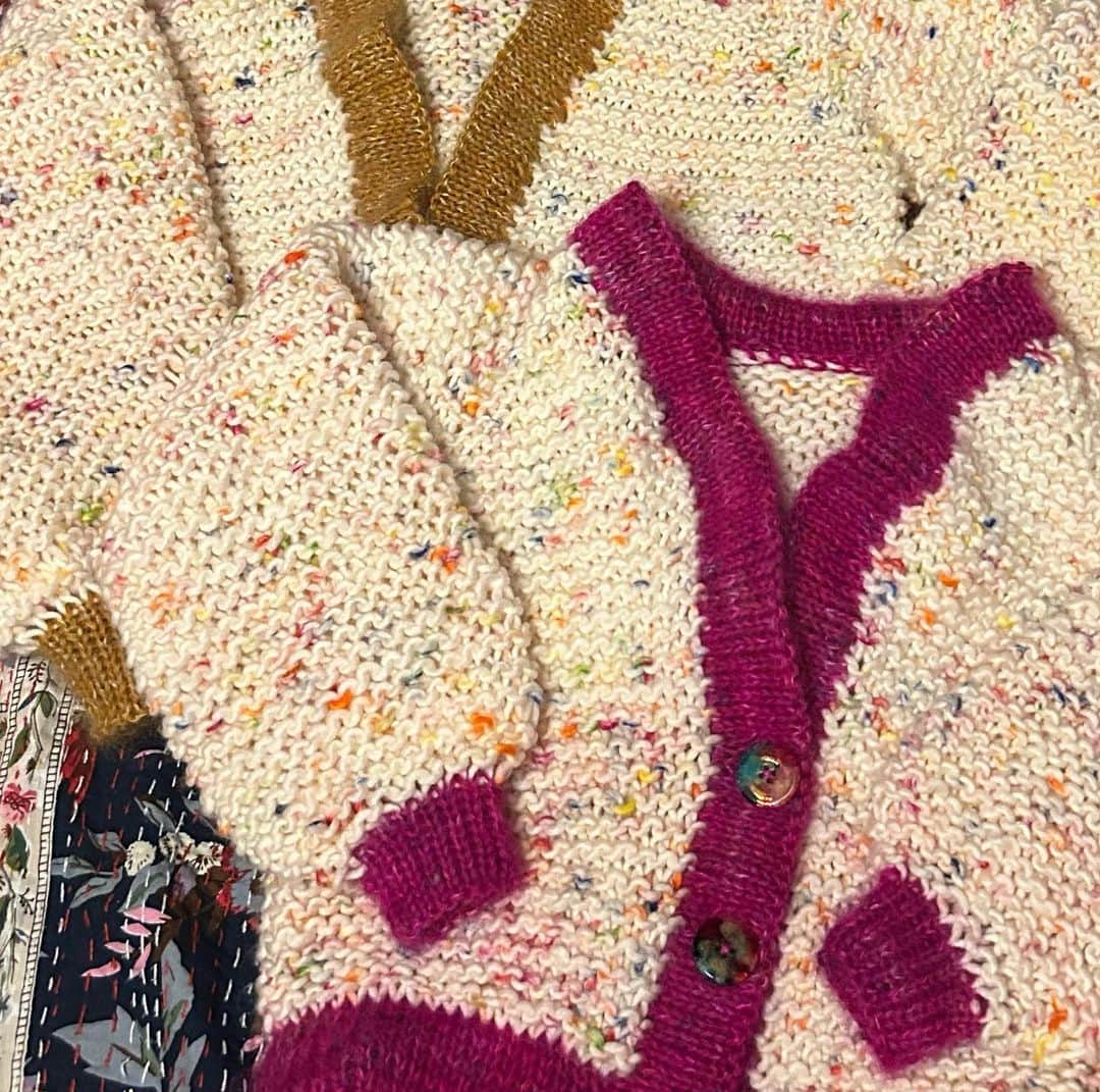 ジョーダン・ロクランのインスタグラム：「No.3&4! Pattern: Claude cardigan jr by @kolibri.by_johanna  Yarns: @weareknitters (main body) @fruitfulfusion and @qingfibre (trims)  #Knitting#ICanSingARainbow」