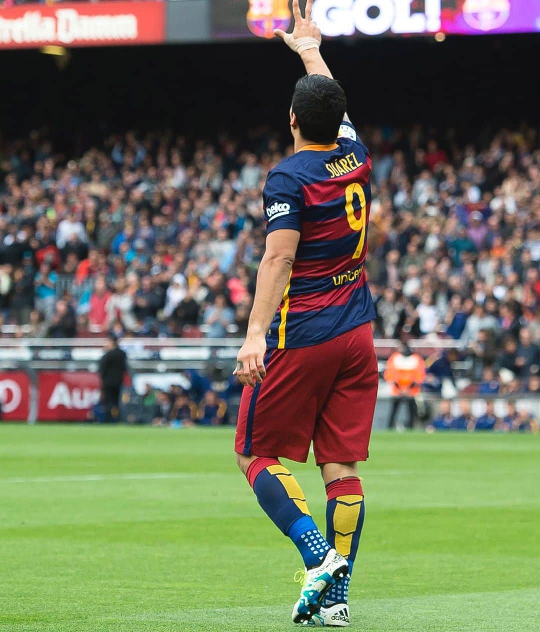FCバルセロナさんのインスタグラム写真 - (FCバルセロナInstagram)「🤠 El "pistolero" Luis Suárez scored this goal against Espanyol, 7 years ago today」5月9日 3時00分 - fcbarcelona