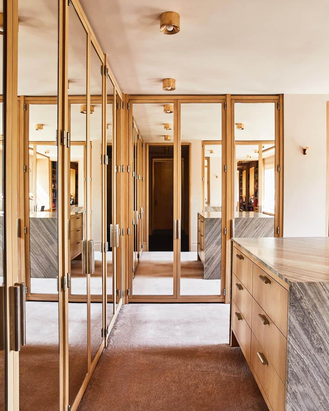 ケリーウェアスラーのインスタグラム：「LA MODE. For this residential project, the primary suite closet uses bleached walnut for the cabinetry and features a commissioned mirror at the vanity by Italian designer F. Taylor Colantonio. XK」