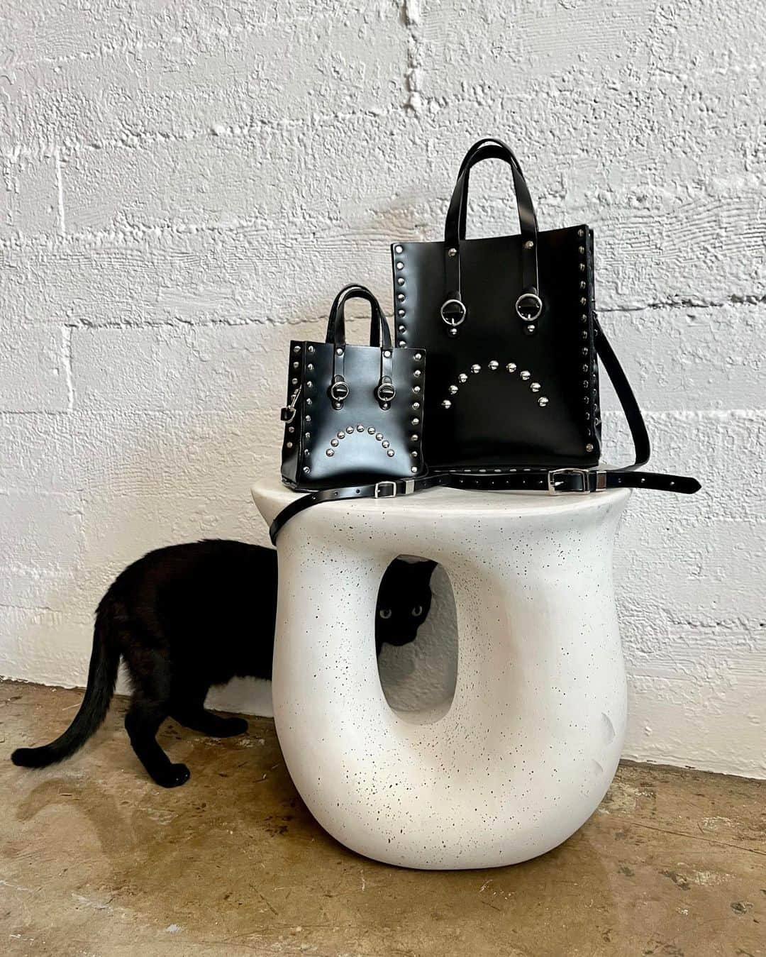 ZANA BAYNEのインスタグラム：「Just another Moody Monday 🥀」