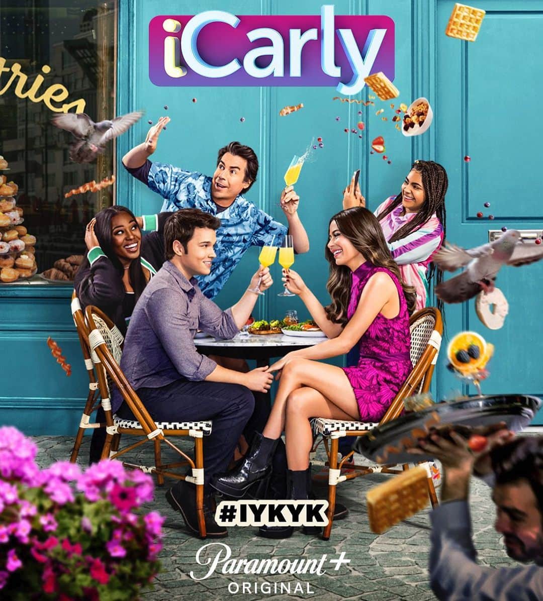 ミランダ・コスグローヴのインスタグラム：「@icarly Season 3 is almost here🥂 Check back soon for a sparkling surprise #iCarly #IYKYK 🌺🧇🐦🥓🫐🥑🍩🍰」