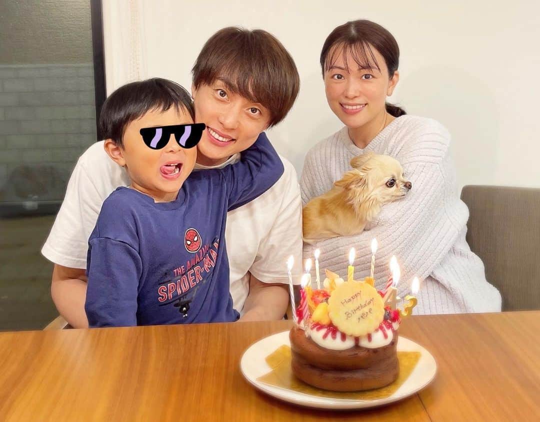 のインスタグラム：「43歳の誕生日を迎えました。 当日は遠征から帰宅すると妻と息子からお花と手紙、クラッカーでの出迎えのサプライズがありました。 この1年も感謝の気持ちや初心を忘れずに過ごしていきたいと思います。  #43歳 #誕生日 #5月7日 #五十嵐圭」