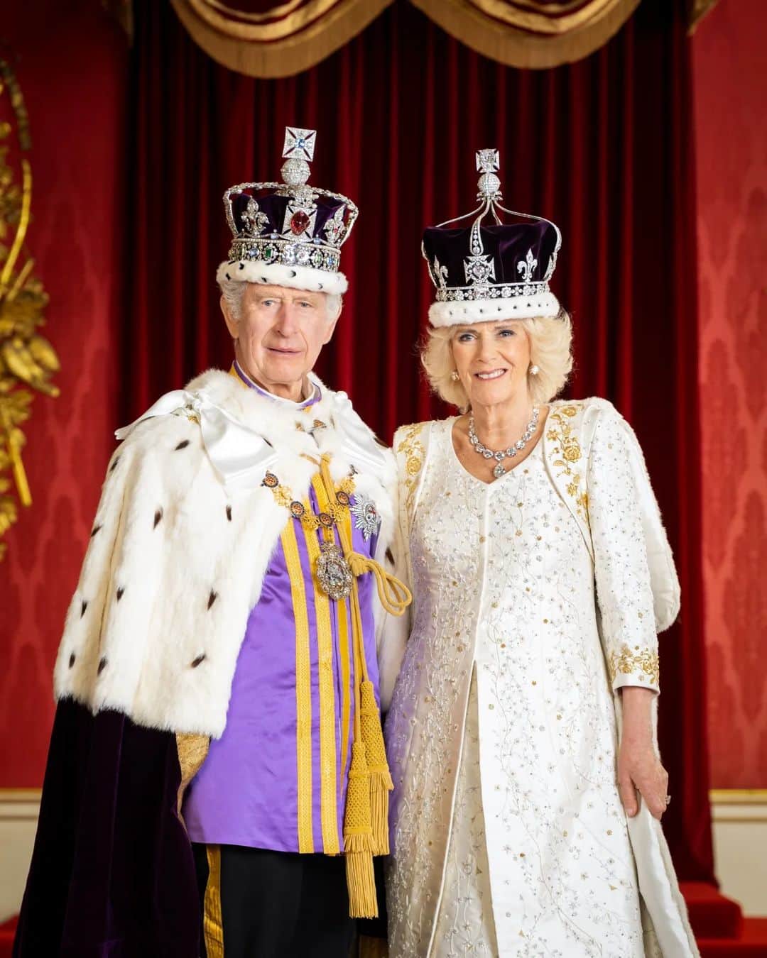 ロイヤル・ファミリーのインスタグラム：「As the Coronation weekend draws to a close, my wife and I just wanted to share our most sincere and heartfelt thanks to all those who have helped to make this such a special occasion.  We pay particular tribute to the countless people who have given their time and dedication to ensuring that the celebrations in London, Windsor and further afield were as happy, safe and enjoyable as possible.  To those who joined in the celebrations - whether at home, at street parties and lunches, or by volunteering in communities - we thank you, each and every one.  To know that we have your support and encouragement, and to witness your kindness expressed in so many different ways, has been the greatest possible Coronation gift, as we now rededicate our lives to serving the people of the United Kingdom, the Realms and Commonwealth.  𝐂𝐡𝐚𝐫𝐥𝐞𝐬 𝐑」