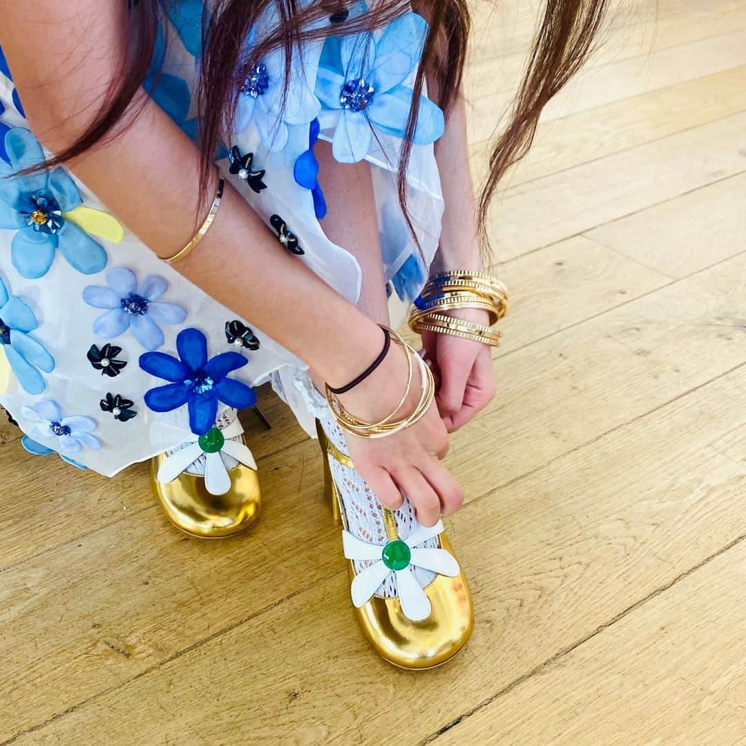 ポール&ジョーのインスタグラム：「@jetamoure styling the DAISY babies. Want to get yours ? Link in bio 🌸⁠ ⁠ #paulandjoe #paulandjoeparis #paulandjoewomen」