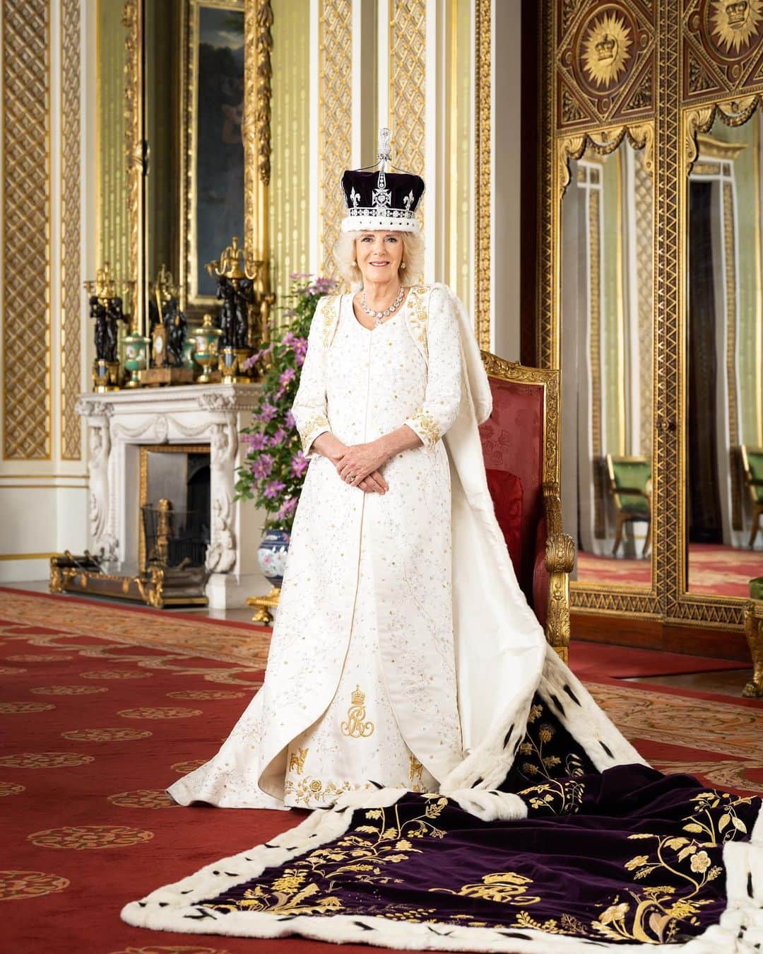 ロイヤル・ファミリーのインスタグラム：「An official portrait of Her Majesty The Queen following her Coronation on 6th May.  📸 Hugo Burnand」