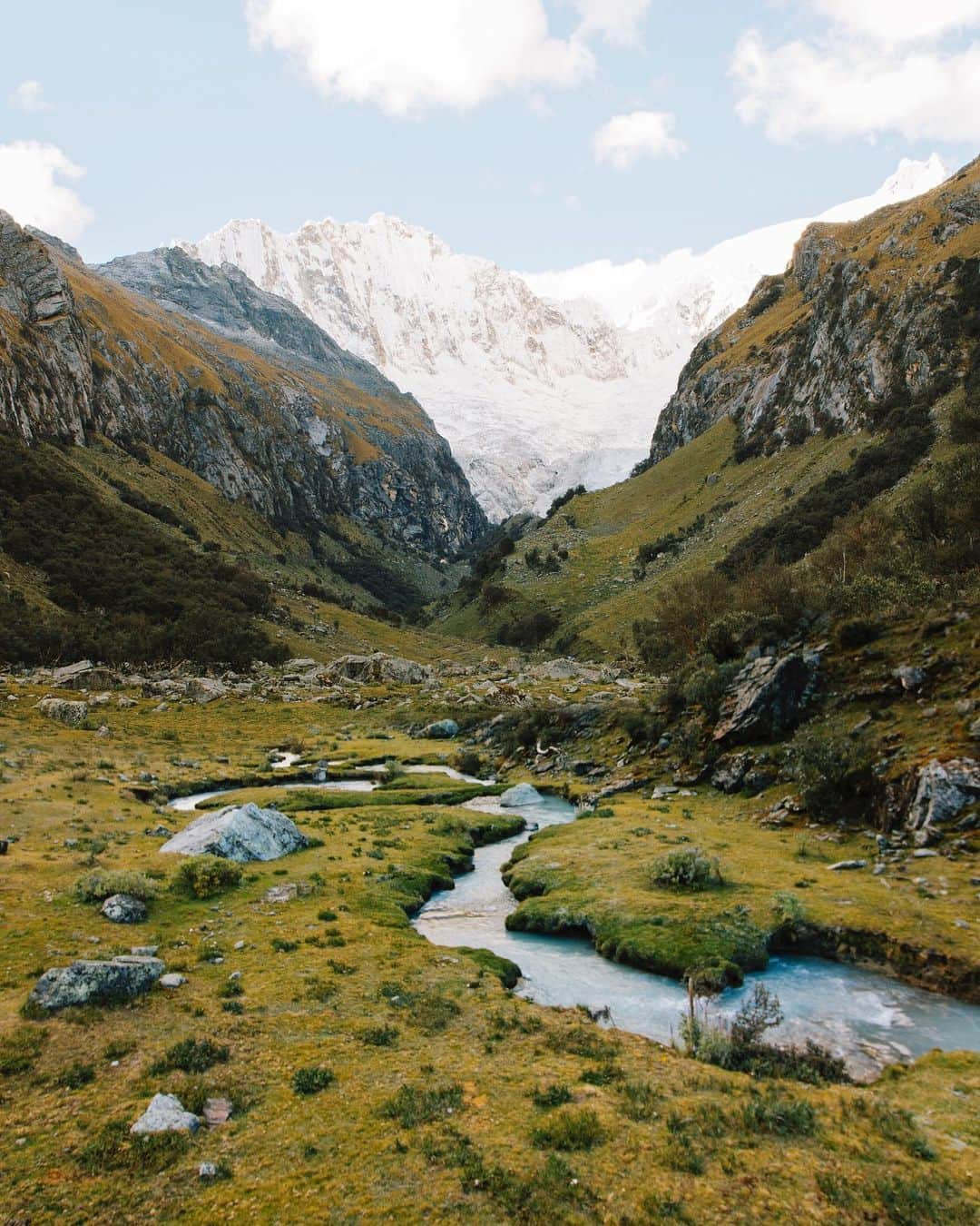 Alex Strohlさんのインスタグラム写真 - (Alex StrohlInstagram)「Continuing my series of foregrounds of the Andes in the Cordillera Huayhuash.. The last frame is actually my favorite. That was the view from camp that morning. It was one of those hazy sunrises with diffused light everywhere and the whole area was bursting with wildflowers from the recent rains.」5月9日 2時10分 - alexstrohl