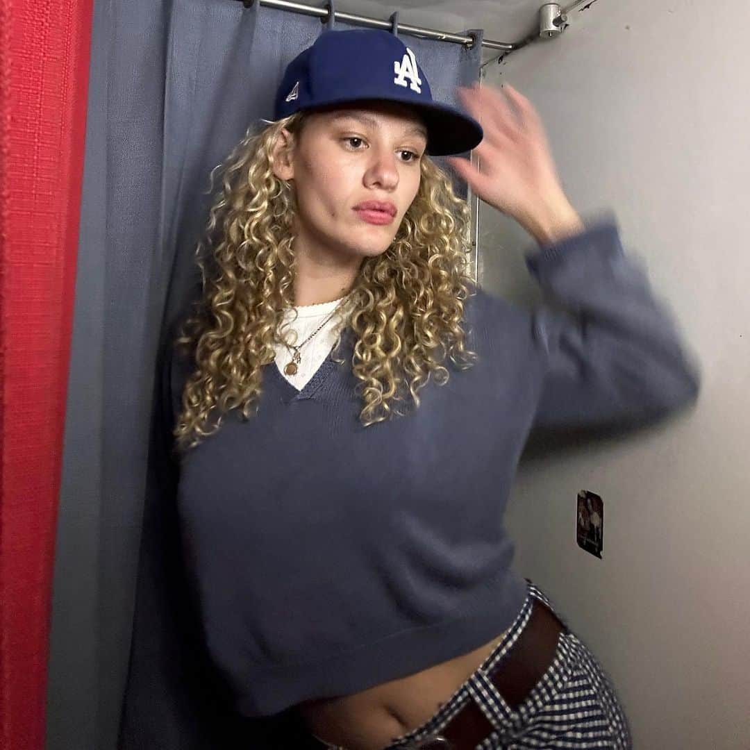 チェイサーのインスタグラム：「@louisefromschool in our New Mercury Washed Indigo Crop Pullover from the Newest Summer ‘23 Collection」