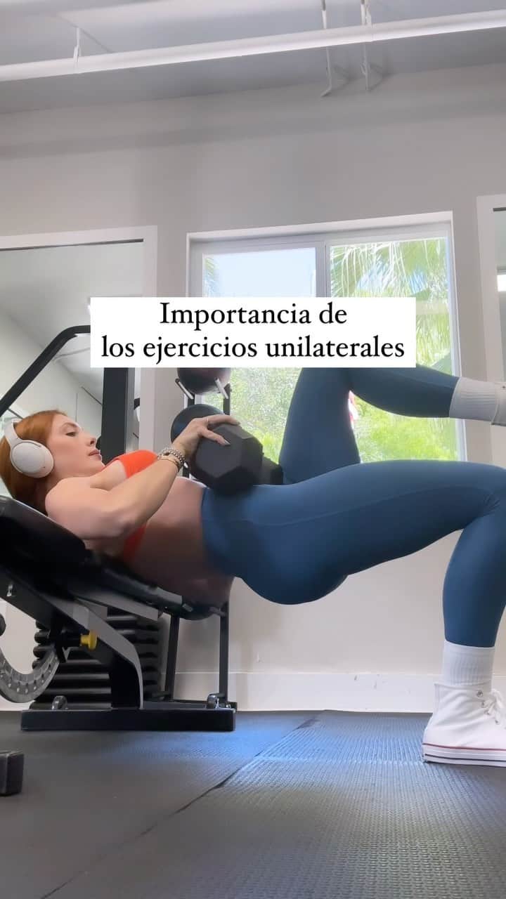 Sascha Barbozaのインスタグラム：「Aquí les incluí Algunos ejemplos de ejercicios unilaterales, como les mencioné, es importante incluir un par de ejercicios unilaterales en cada rutina, no digo que toda la rutina sea compuesta de ejercicios unilaterales porque en la variedad está el gusto, en los ejercicios tradicionales cuando usamos ambos lados a la vez podemos levantar más peso entonces lo ideal es una combinación. Los ejercicios unilaterales ayudan a sobre compensar el efecto que ese lado dominante normalmente ejerce, Ayuda a resultados más armónicos y a evitar posibles lesiones」
