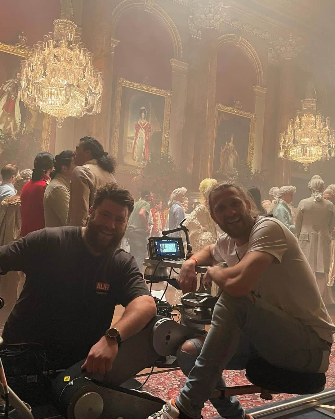 トム・ベリカさんのインスタグラム写真 - (トム・ベリカInstagram)「More BTS of this elite #QueenCharlotte crew making the magic! @bridgertonnetflix @netflix #directorsPOV」5月9日 2時30分 - tomverica