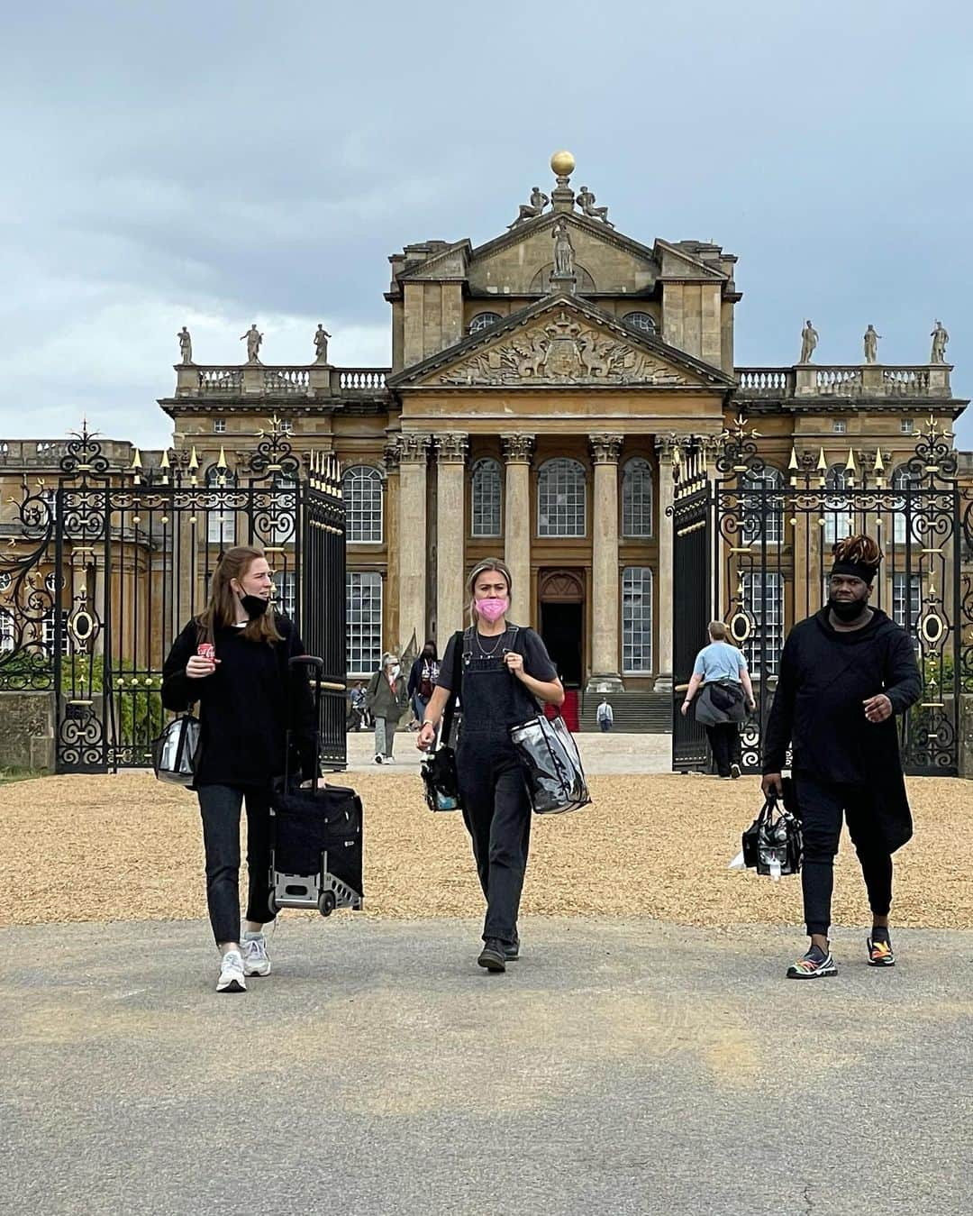 トム・ベリカさんのインスタグラム写真 - (トム・ベリカInstagram)「More BTS of this elite #QueenCharlotte crew making the magic! @bridgertonnetflix @netflix #directorsPOV」5月9日 2時30分 - tomverica