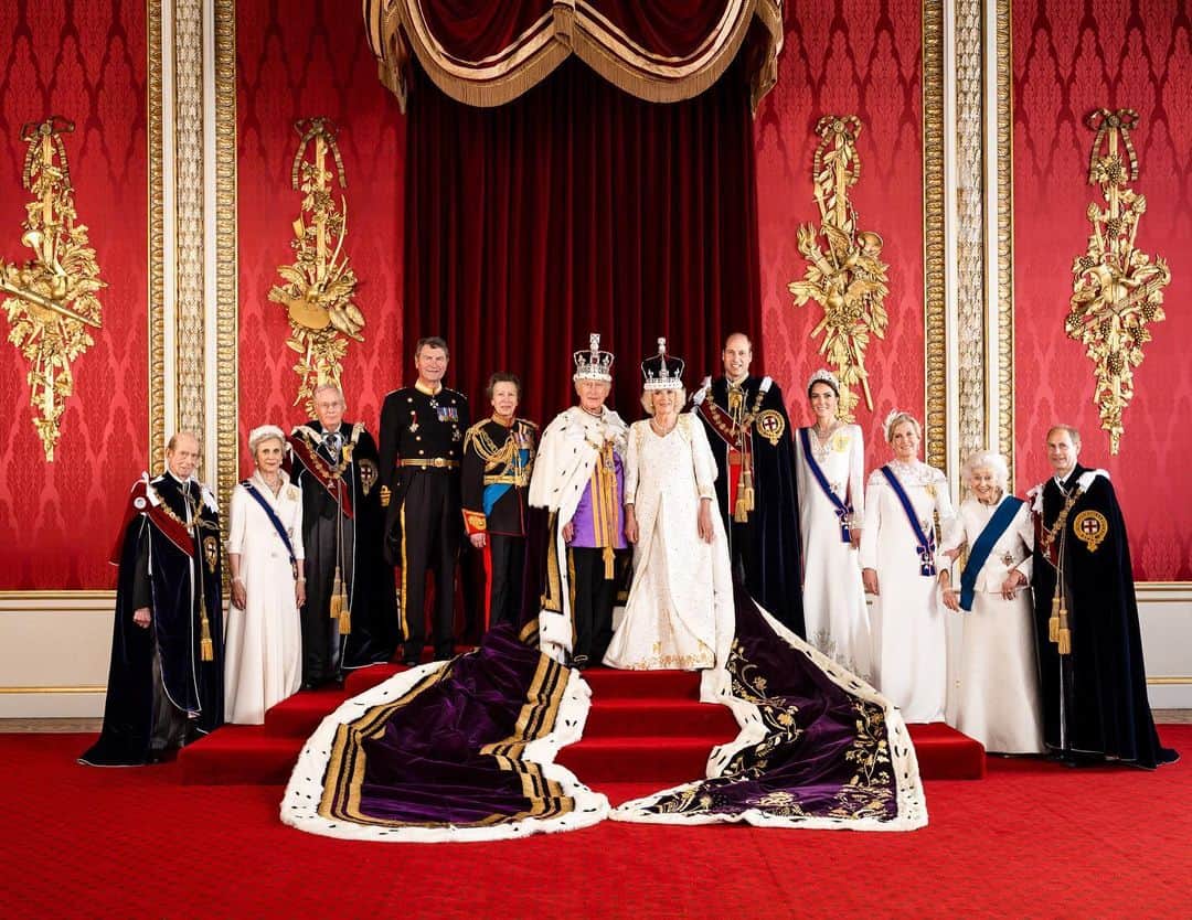 ロイヤル・ファミリーのインスタグラム：「An official portrait following the Coronation of King Charles III and Queen Camilla on 6th May.  Pictured from left to right: The Duke of Kent, The Duchess of Gloucester, The Duke of Gloucester, Vice Admiral Sir Tim Laurence, The Princess Royal, The King, The Queen, The Prince of Wales, The Princess of Wales, The Duchess of Edinburgh, Princess Alexandra, The Duke of Edinburgh.  📸 Hugo Burnand」