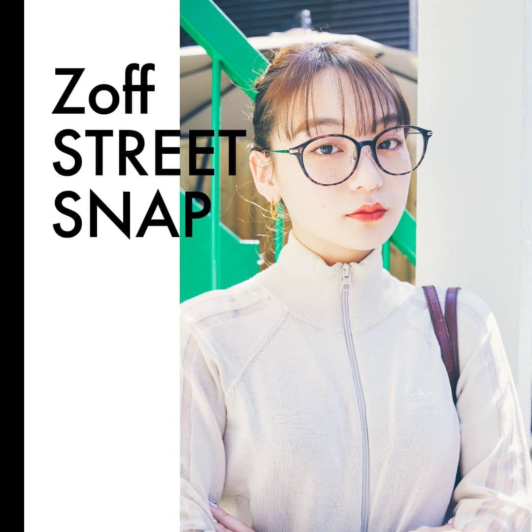 Zoff Officialのインスタグラム：「【Zoff STREET SNAP @表参道】 オシャレなあの人が選ぶ、メガネ。 街のオシャレな人に、その日のコーデや気分に合わせてZoffのメガネを一つ選んでもらいました。  ZC231005_29E1 (べっこう柄)　￥8,800 ※税込・セットレンズ代込み  model：hinata　@hinata_life   #Zoff #メガネ #ファッションスナップ #べっこう柄 #ボストン #伊達メガネ #ゾフ #表参道 #ファッションスナップ #ストリートスナップ #streetsnap #fashionphotography」
